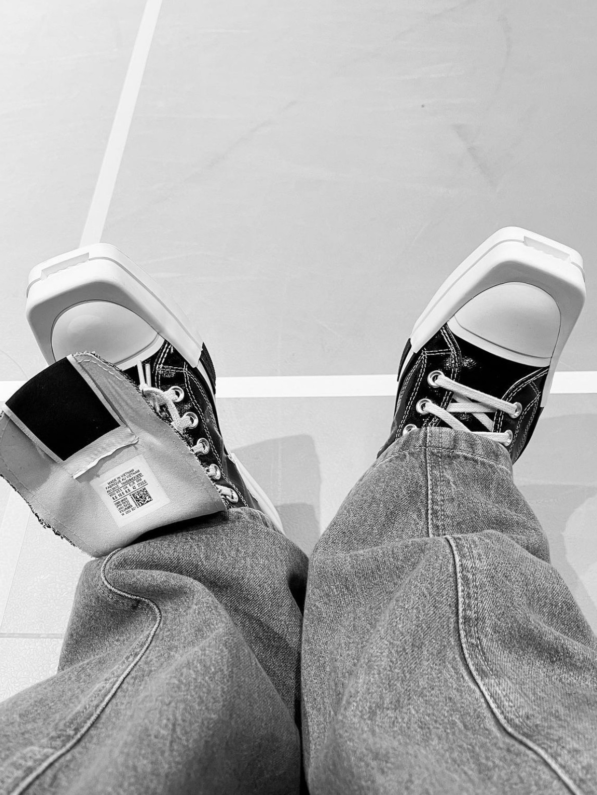 Converse x Drkshdw Turbodrk Chuck 70 Hi Black Lacquered Denim 착용 스타일 - 2