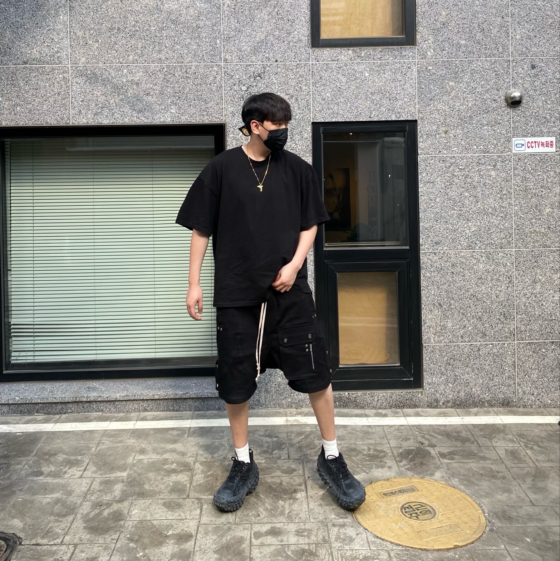 Balenciaga Defender Sneakers Black 착용 스타일