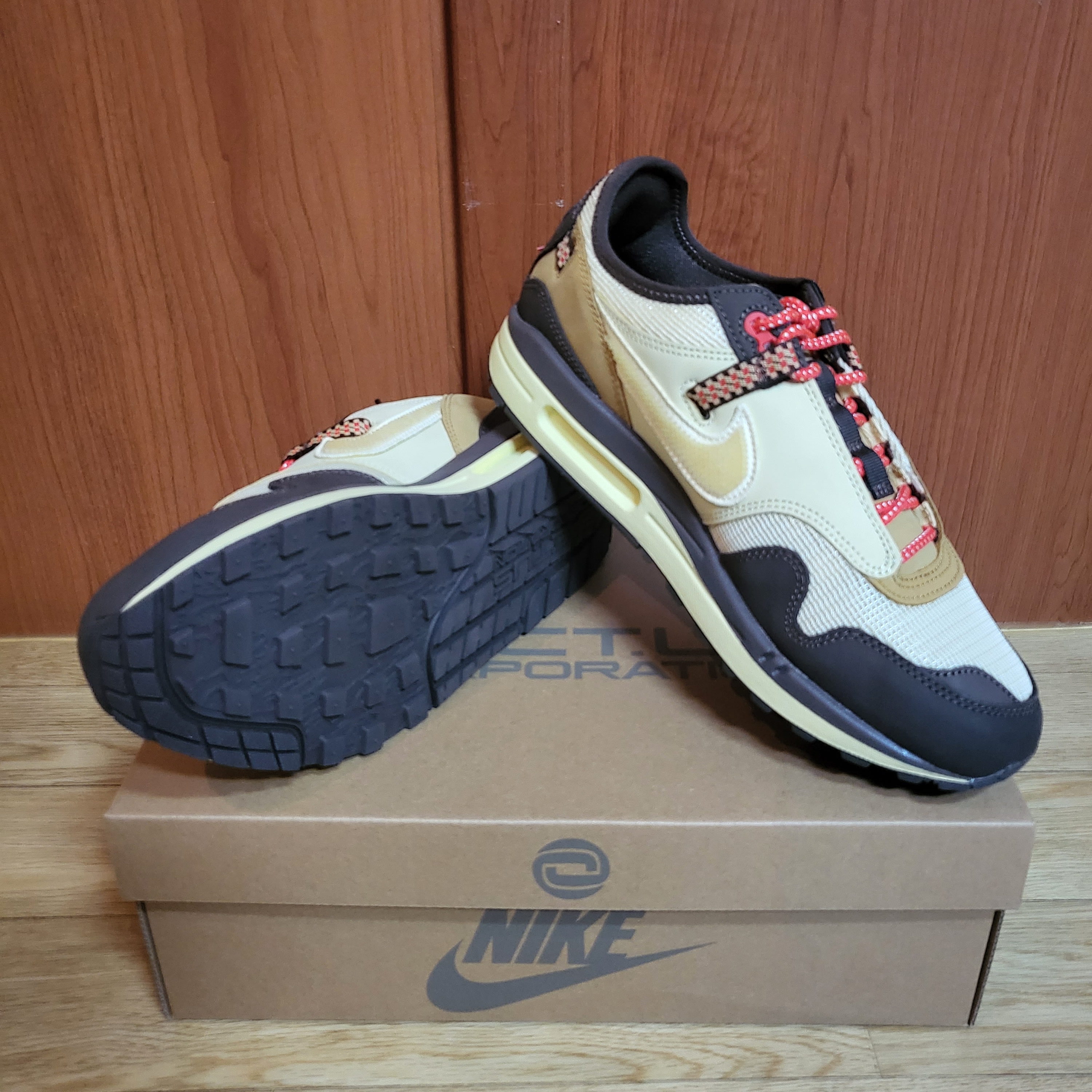 Nike x Travis Scott Air Max 1 Cact.us Brown 착용 스타일
