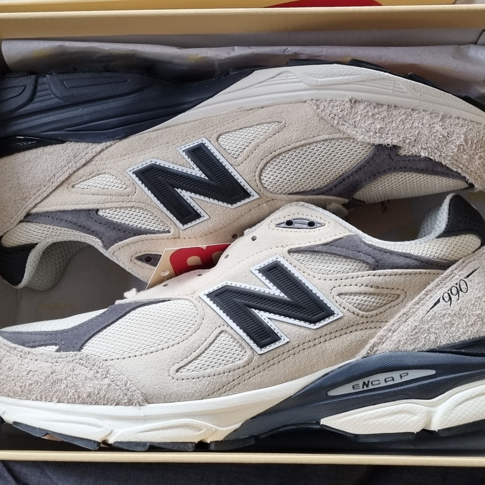New Balance 990v3 Made in USA Moonbeam Macadamia Nut 착용 스타일 - 2