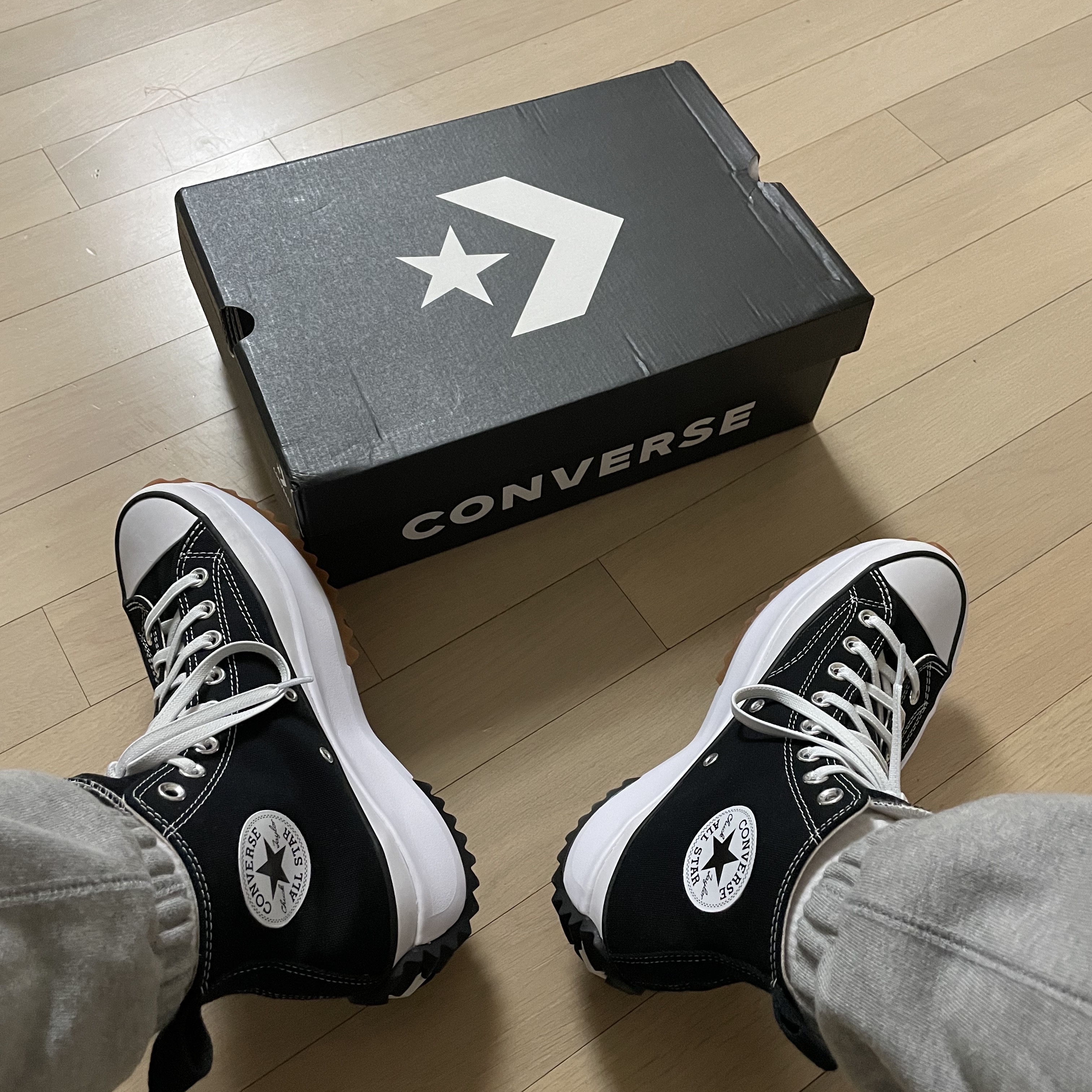 Converse Run Star Hike Hi Black White Gum 착용 스타일 - 2