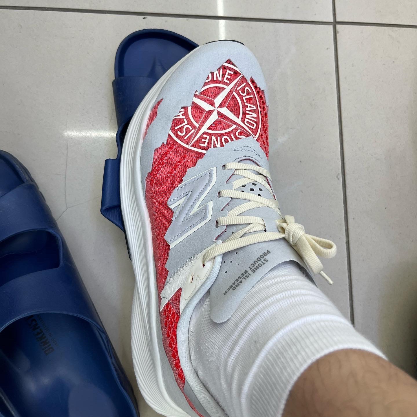 New Balance x Stone Island x Tokyo Design Studio FuelCell RC Elite v2 SI Red 착용 스타일 - 4