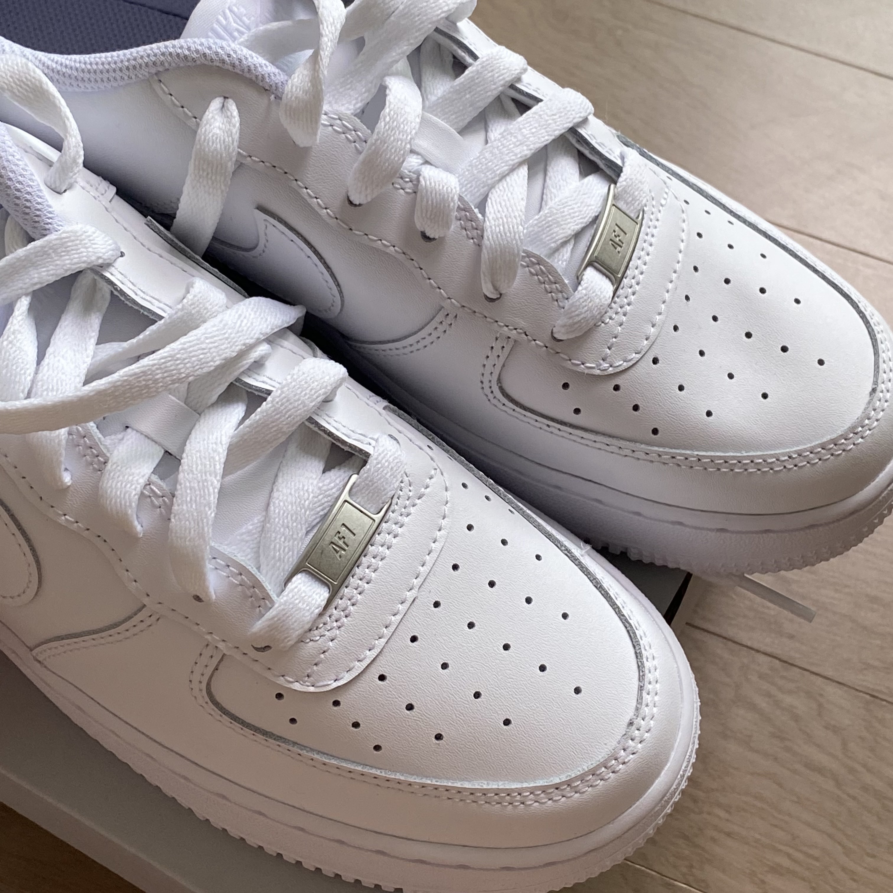 (GS) Nike Air Force 1 LE White 착용 스타일 - 2