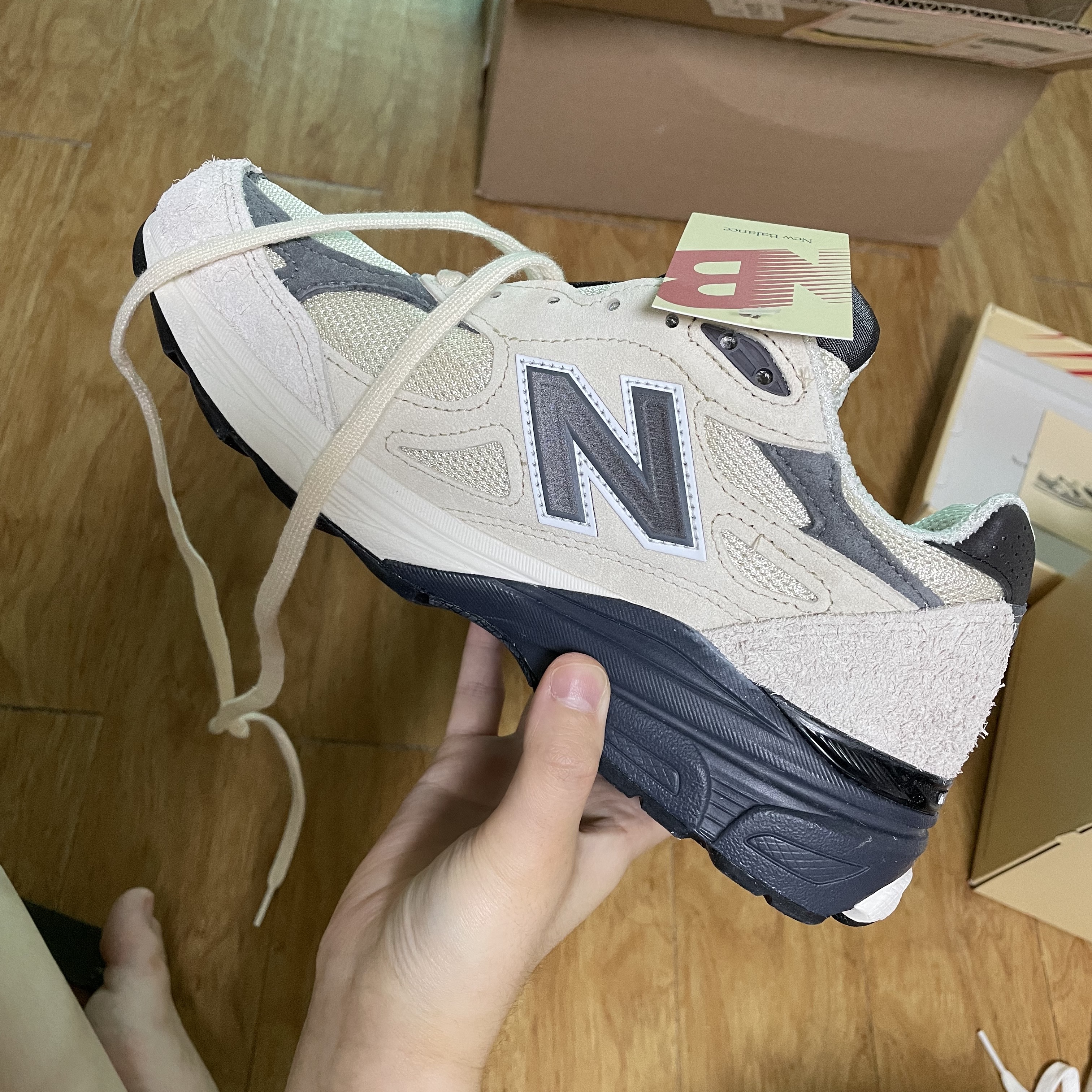 New Balance 990v3 Made in USA Moonbeam Macadamia Nut 착용 스타일 - 1