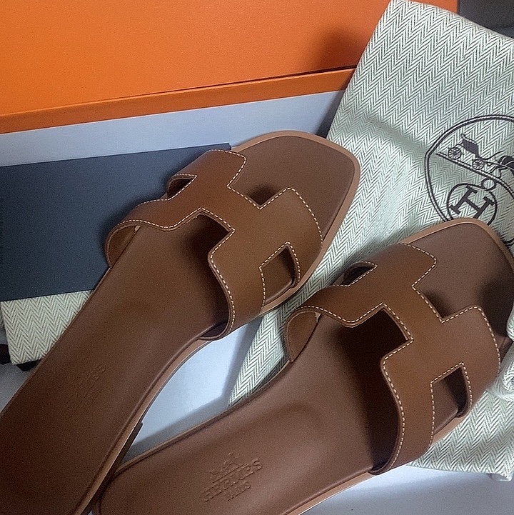(W) Hermes Oran Sandal Calfskin & Gold Piqures Ecrues 착용 스타일 - 1