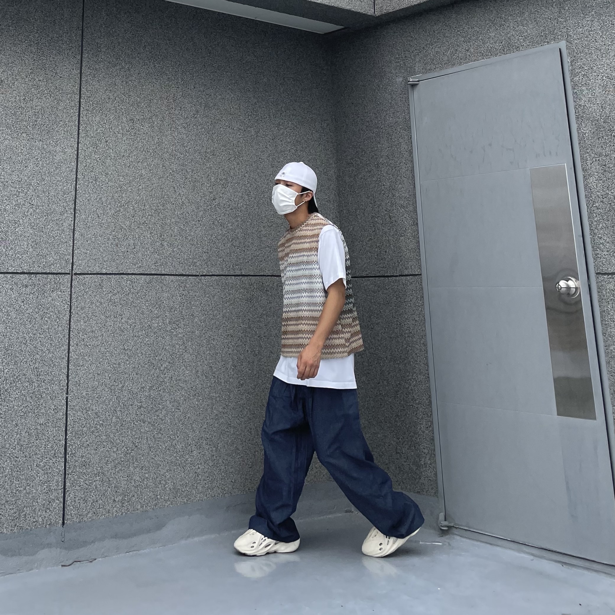 Adidas Yeezy Foam RNNR Sand 착용 스타일