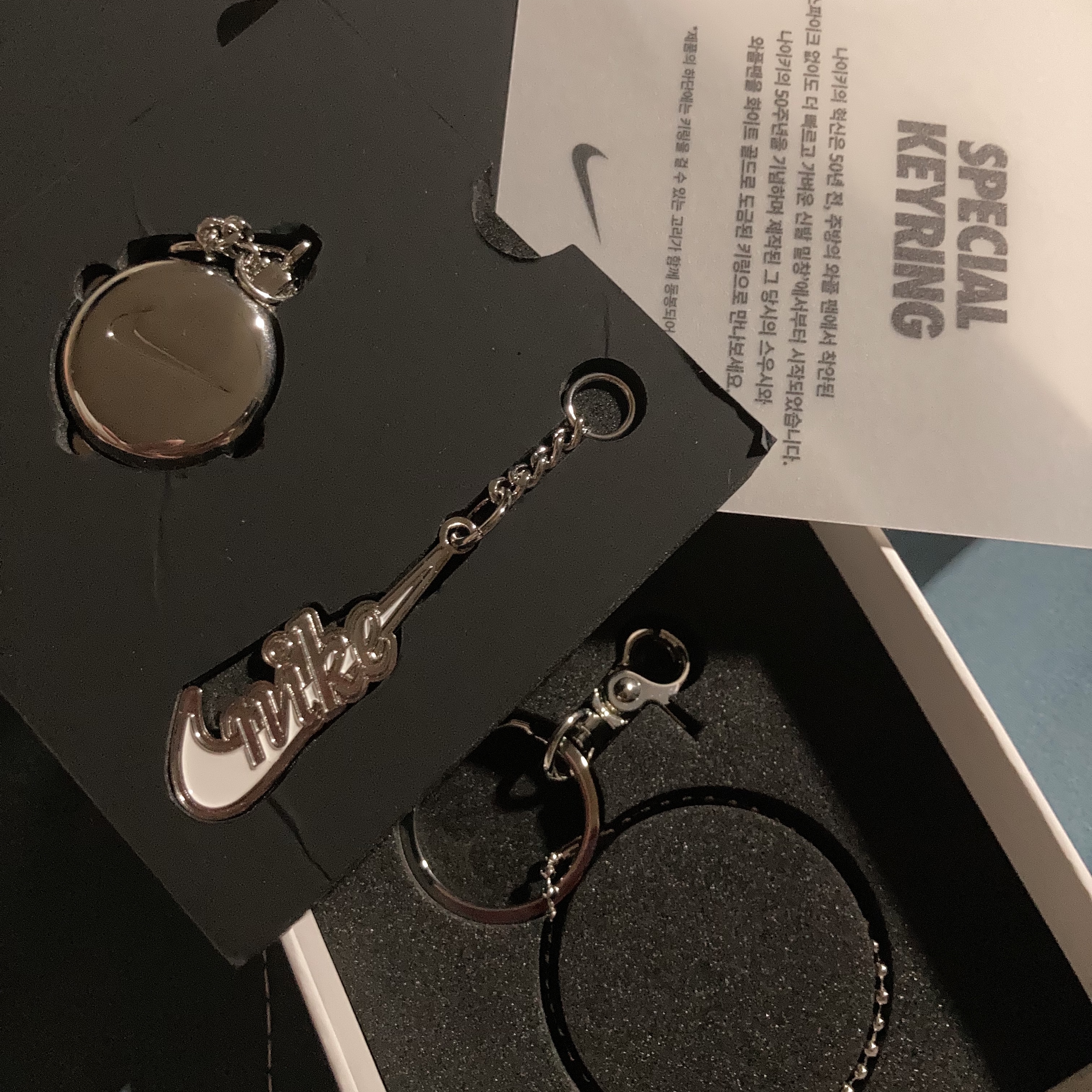 Nike 50th Anniversary Special Keyring Set 착용 스타일
