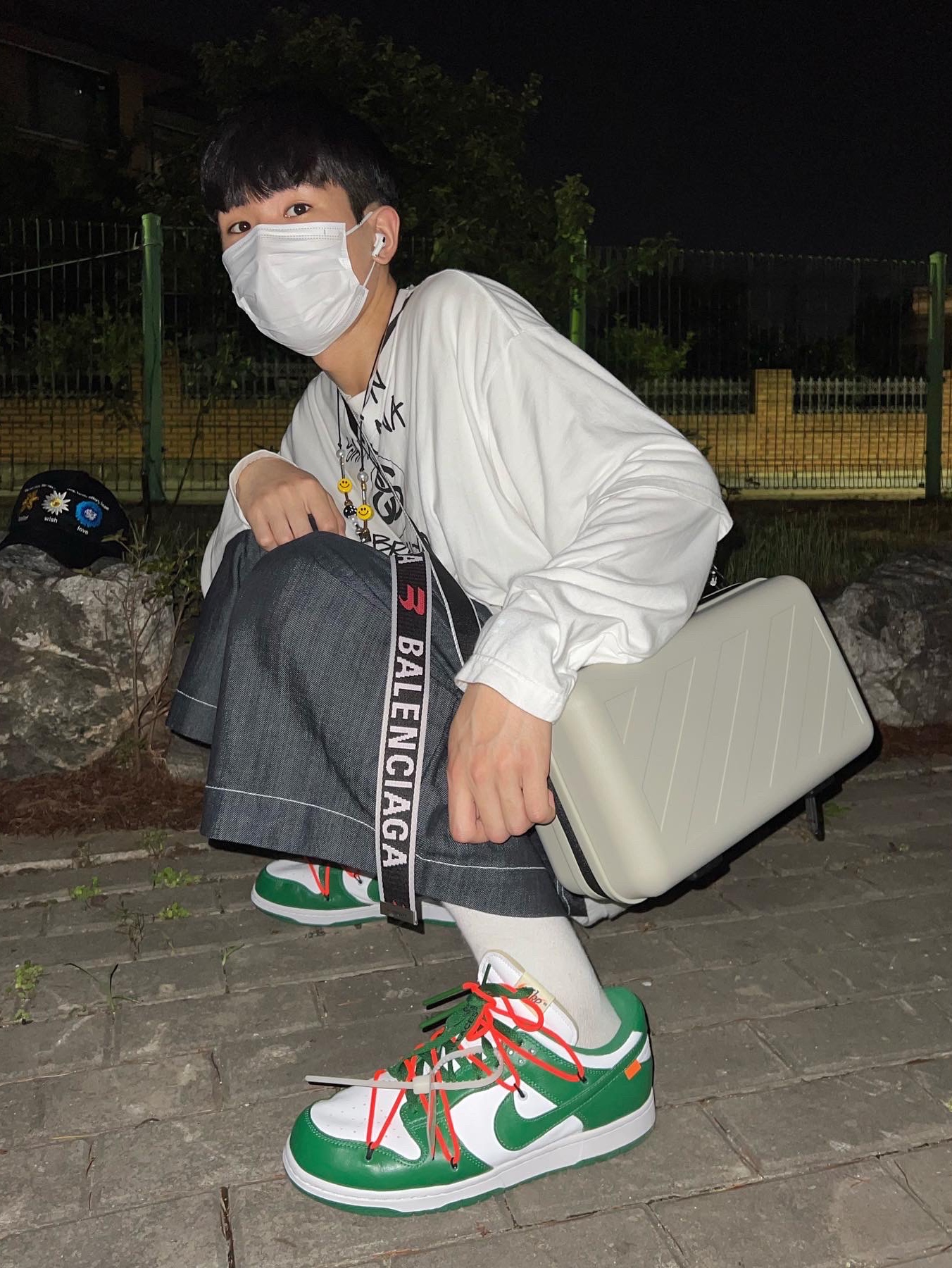Stussy x Takahiromiyashita The Soloist 40 WT T-Shirt, Off-White x Amore Pacific Protection Box (Without Cosmetics) 착용 스타일 - 2