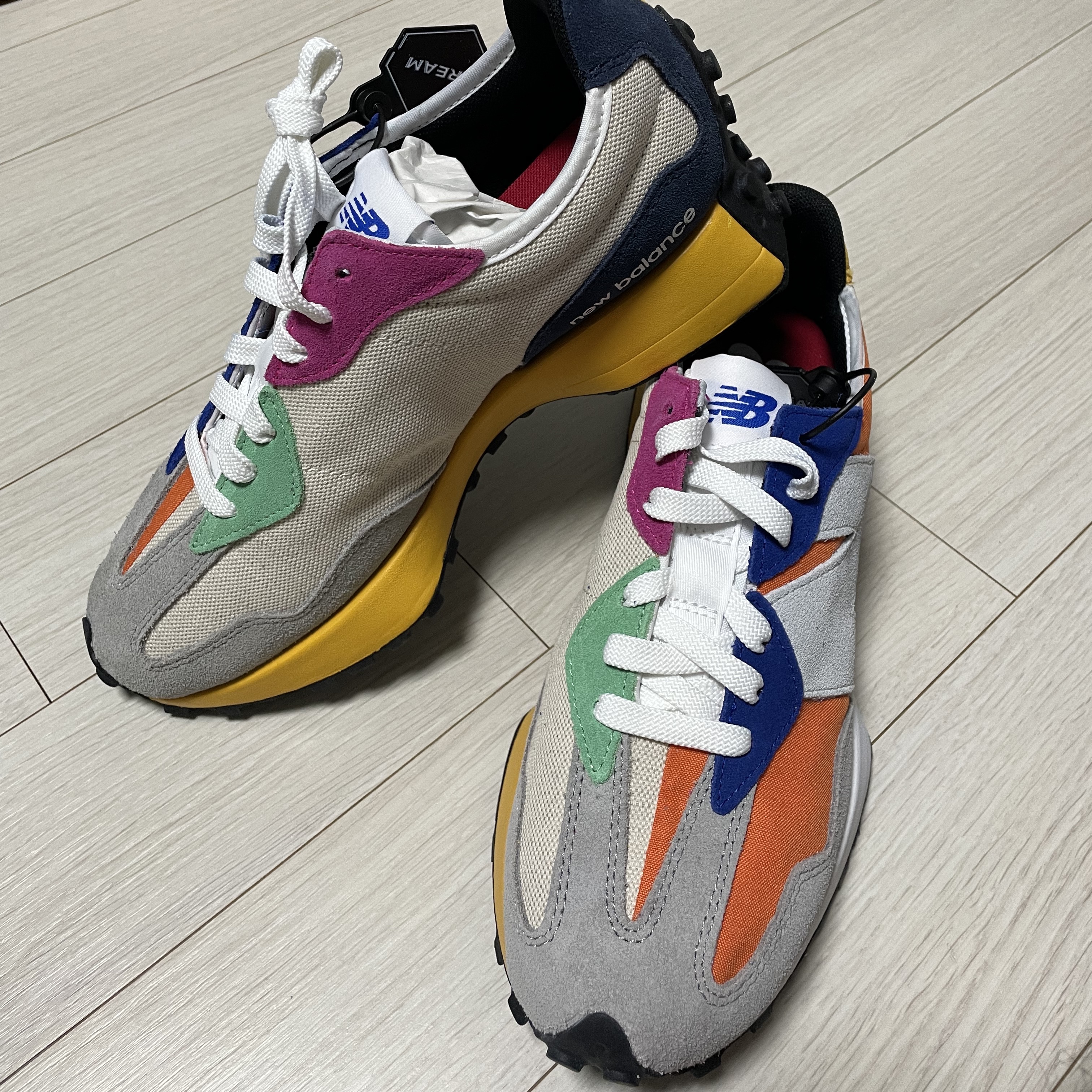 New Balance 327 Tan Orange Blue 착용 스타일
