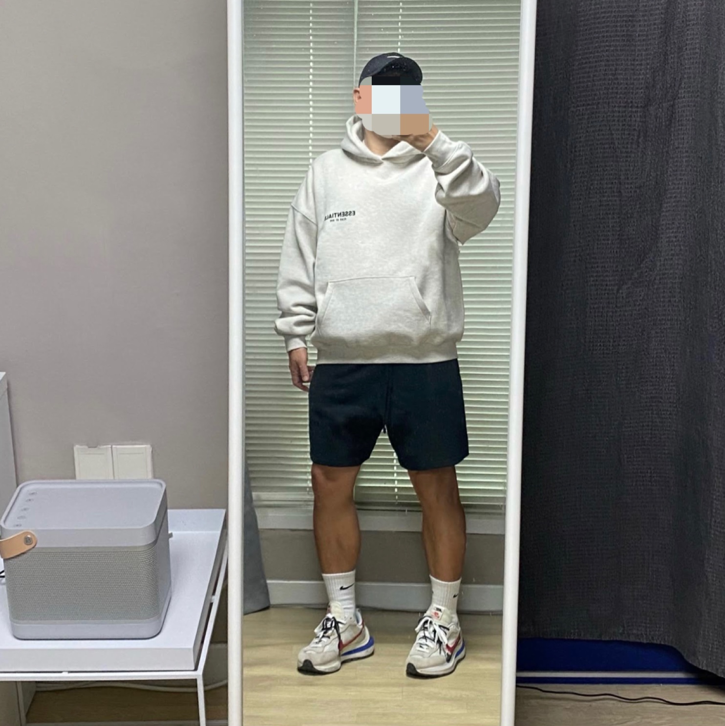 Essentials The Core Collection Hoodie Light Oatmeal, Essentials The Core Collection Sweatshorts Stretch Limo 착용 스타일 - 1