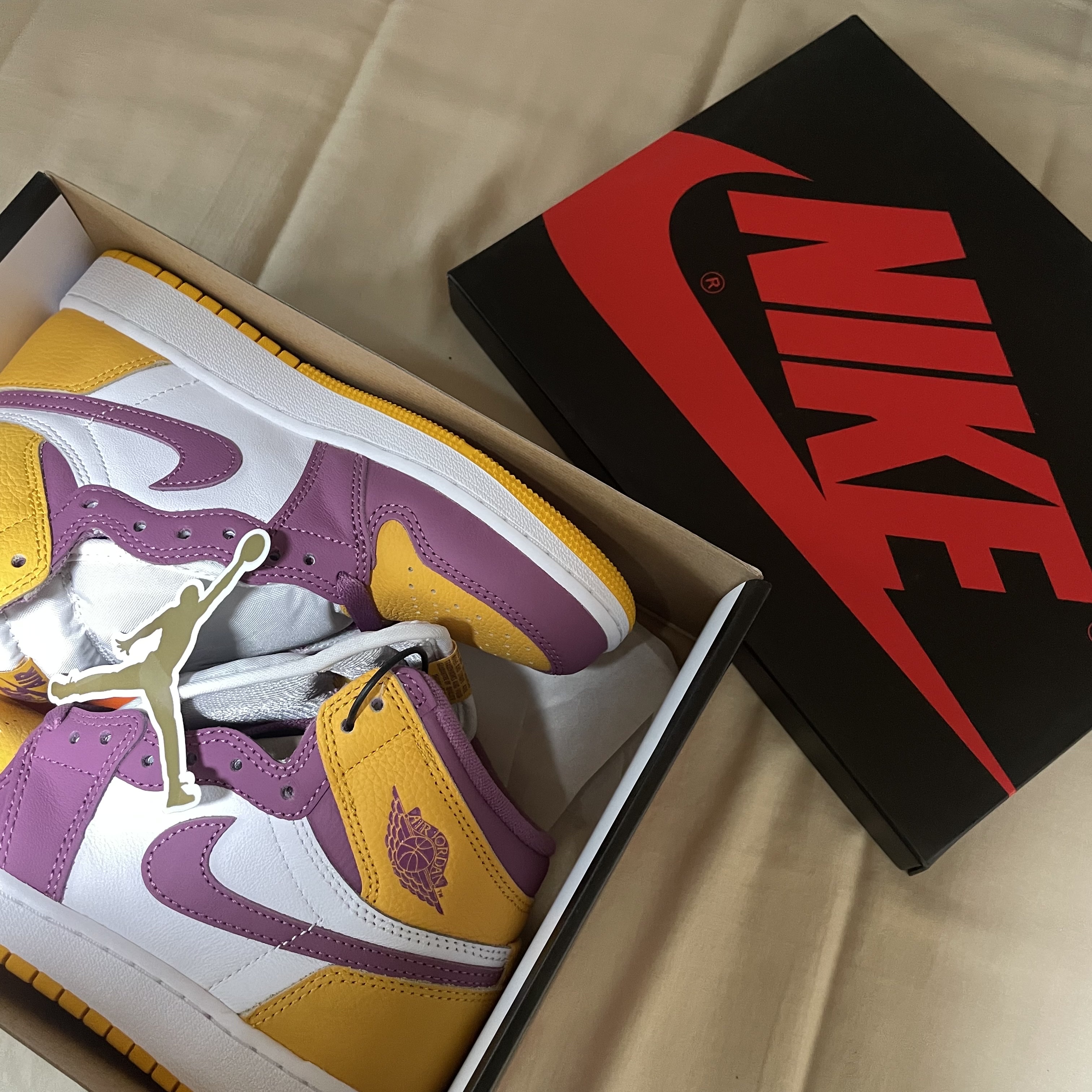 (GS) Jordan 1 Retro High OG University Gold Light Bordeaux 착용 스타일