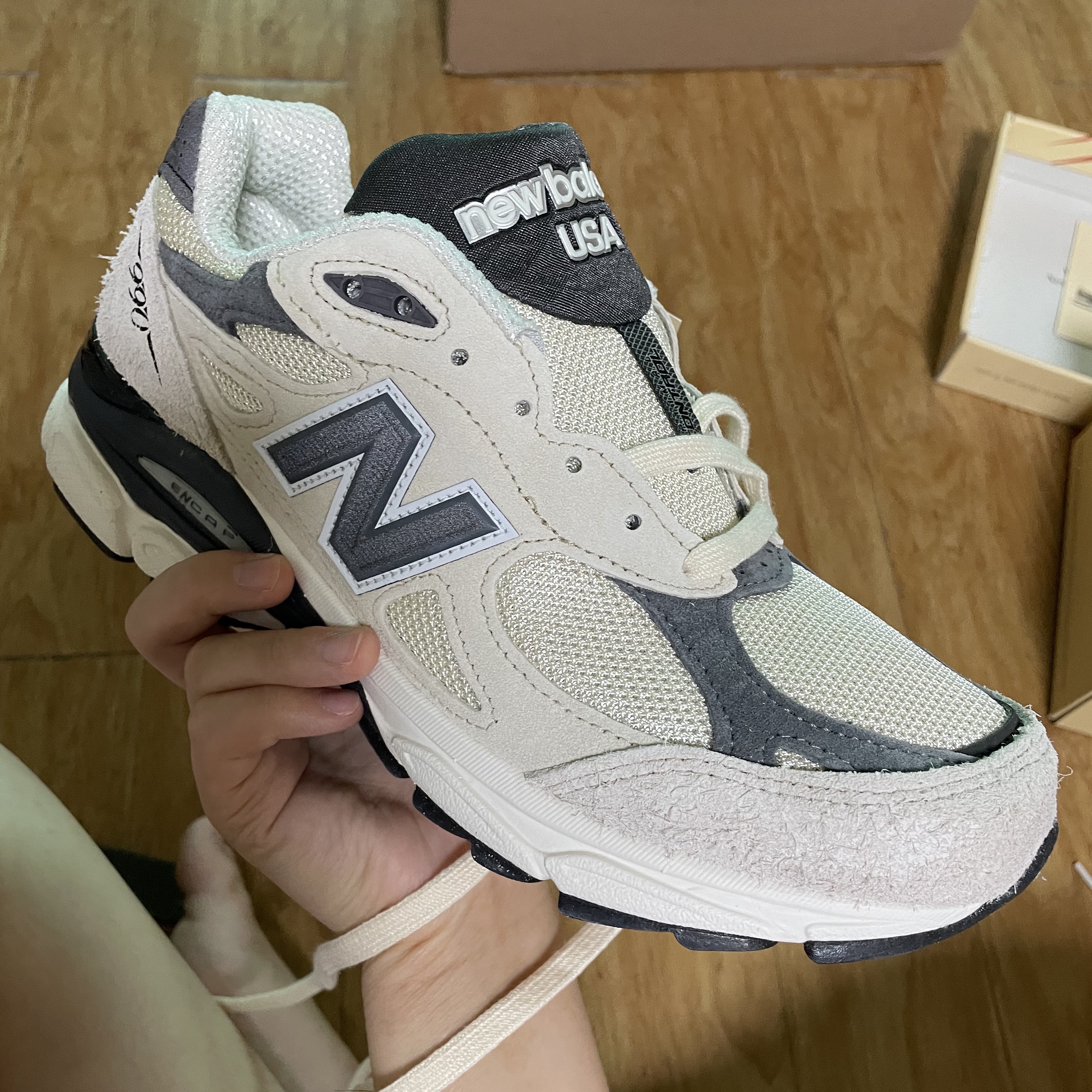 New Balance 990v3 Made in USA Moonbeam Macadamia Nut 착용 스타일 - 2