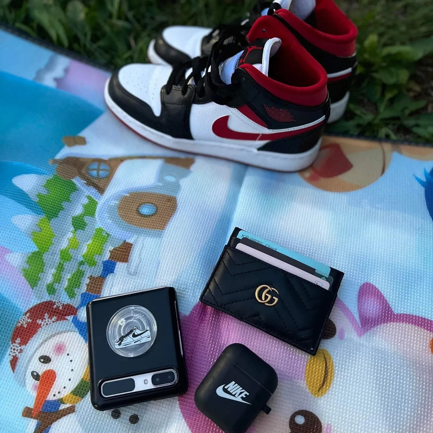 Gucci GG Marmont Card Case Black 착용 스타일