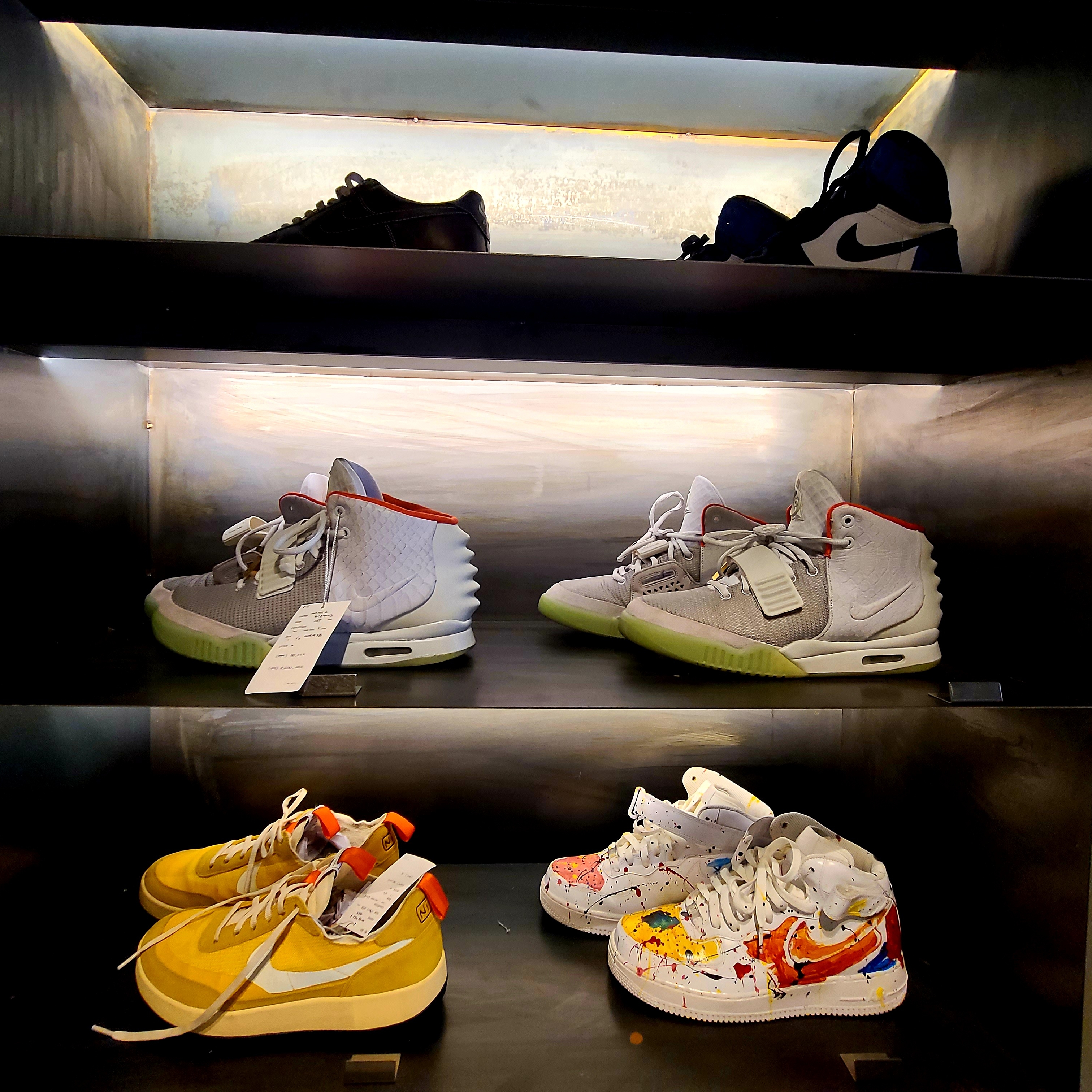 Nike Air Yeezy 2 Pure Platinum, Jordan 1 x Fragment Retro High OG μ°©μ© μ€νμΌ - 1