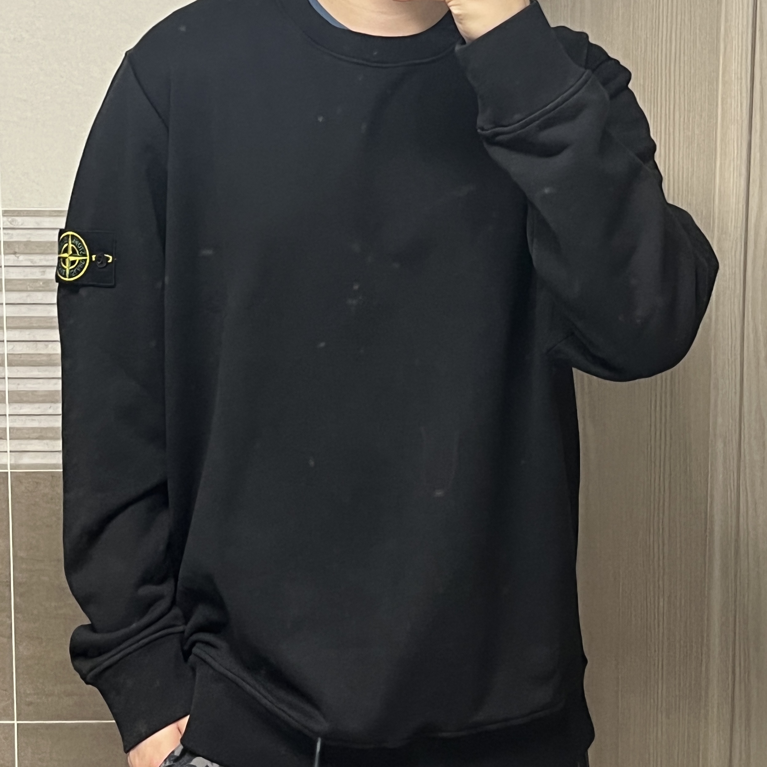 Stone Island 63051 Crewneck Sweatshirt Black - 22SS 착용 스타일 - 1