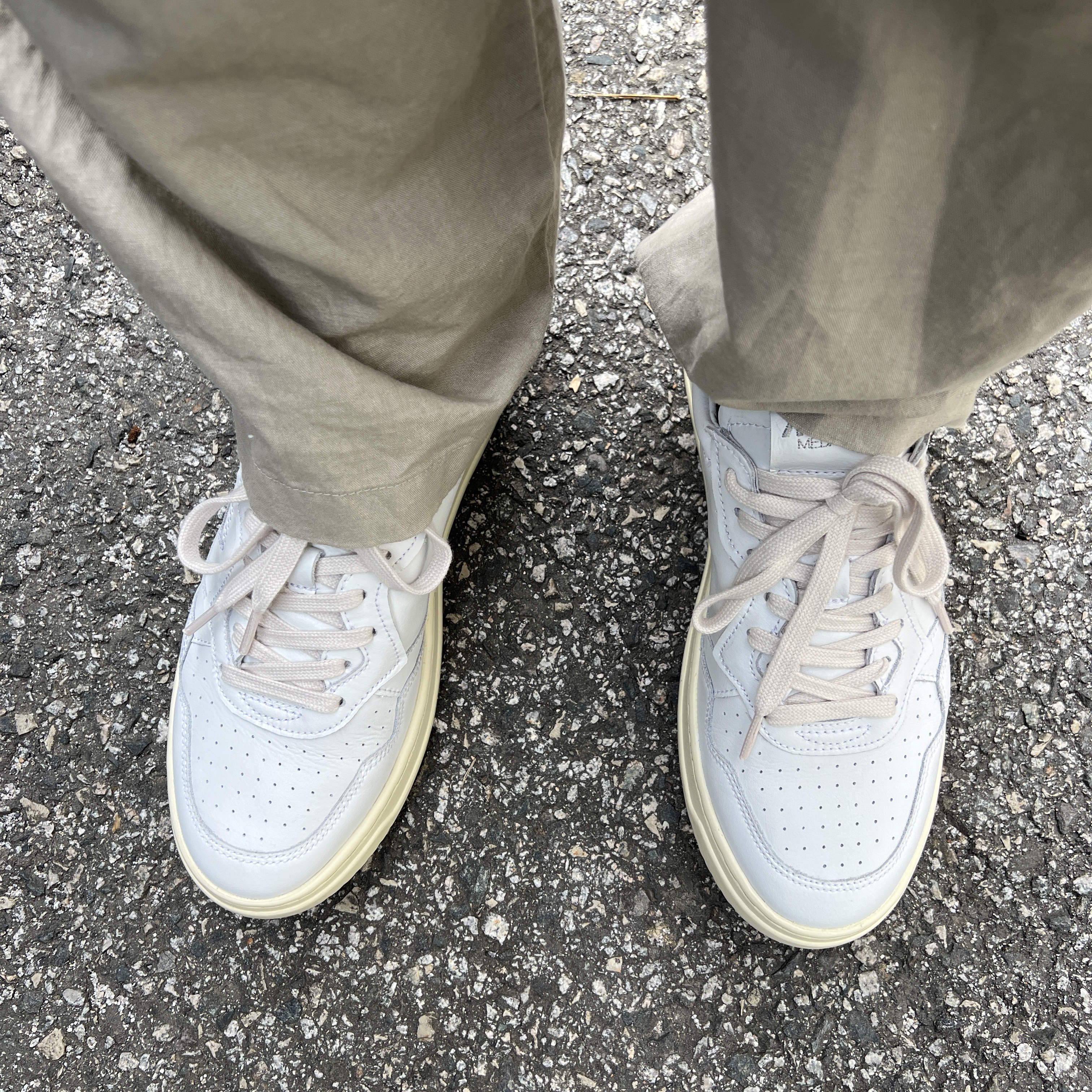 Autry Medalist Low Leather Sneakers White Black 착용 스타일 - 2
