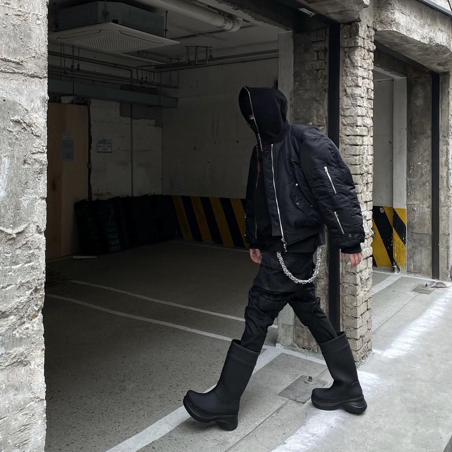 Balenciaga x Crocs Rubber Boot Black 착용 스타일