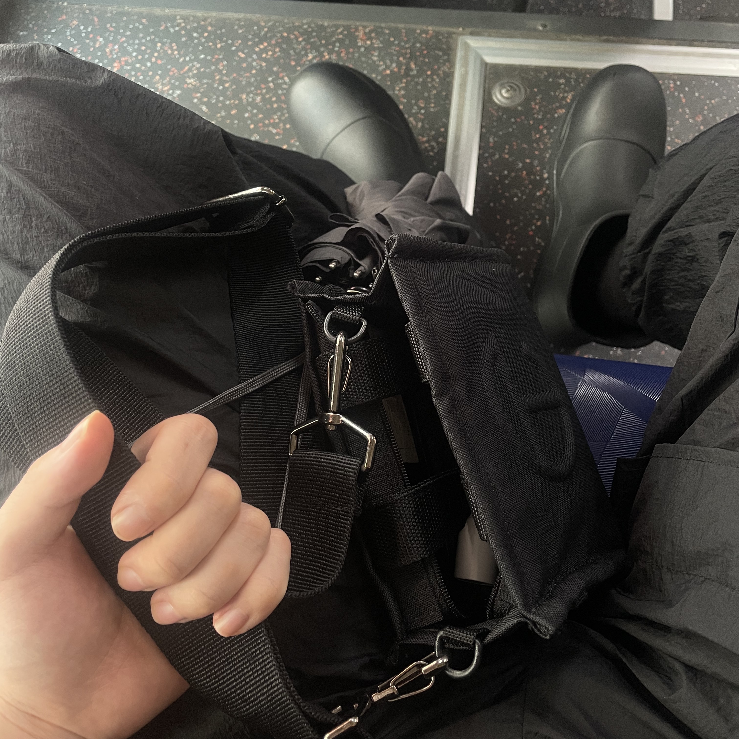 Telfar x Eastpak Small Shopper Black, Bottega Veneta Puddle Ankle Boots Black 착용 스타일