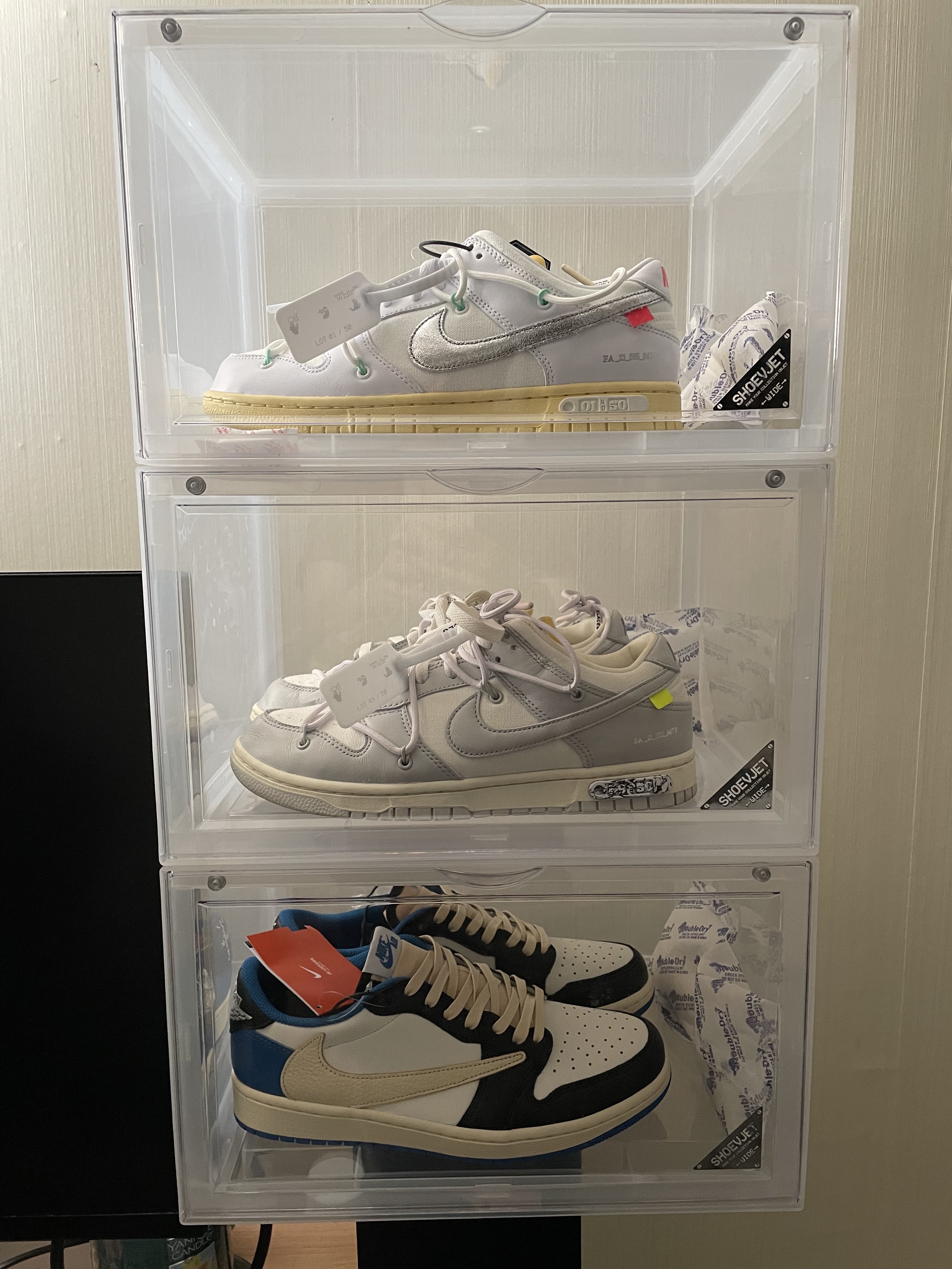 Jordan 1 x Travis Scott x Fragment Retro Low OG SP Military Blue, Nike x Off-White Dunk Low The 50 - Lot 49 착용 스타일