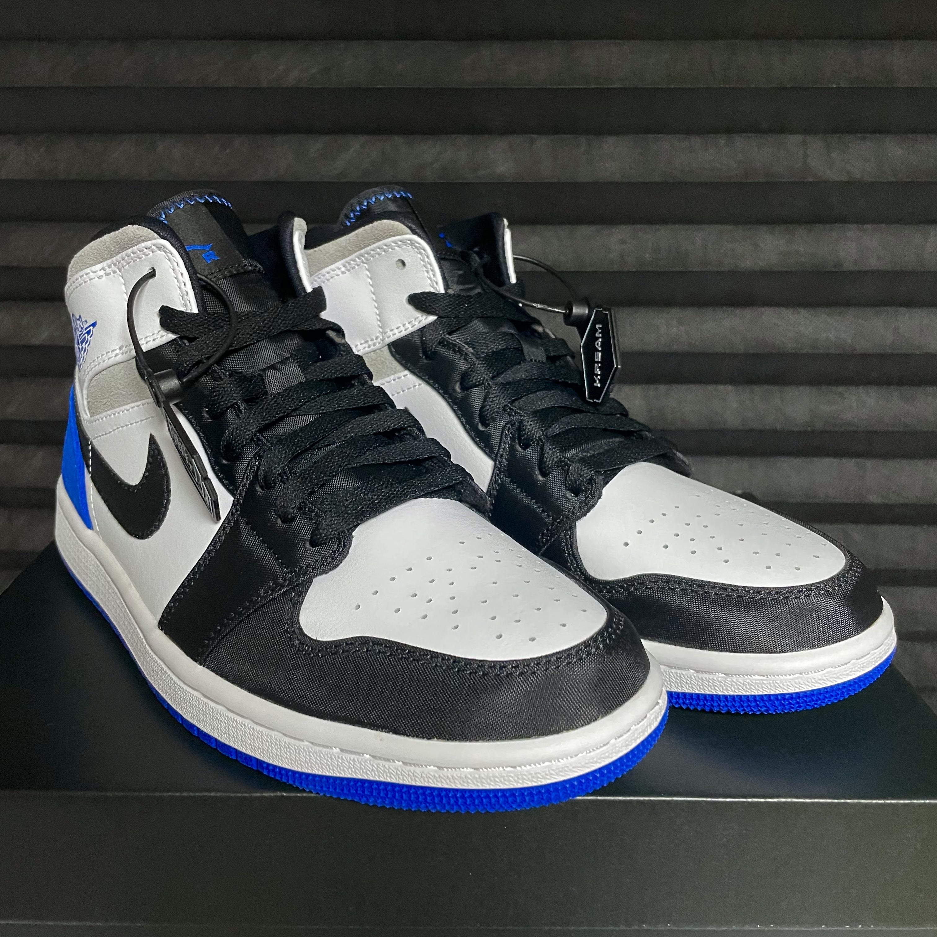 Jordan 1 Mid SE Hyper Royal 착용 스타일