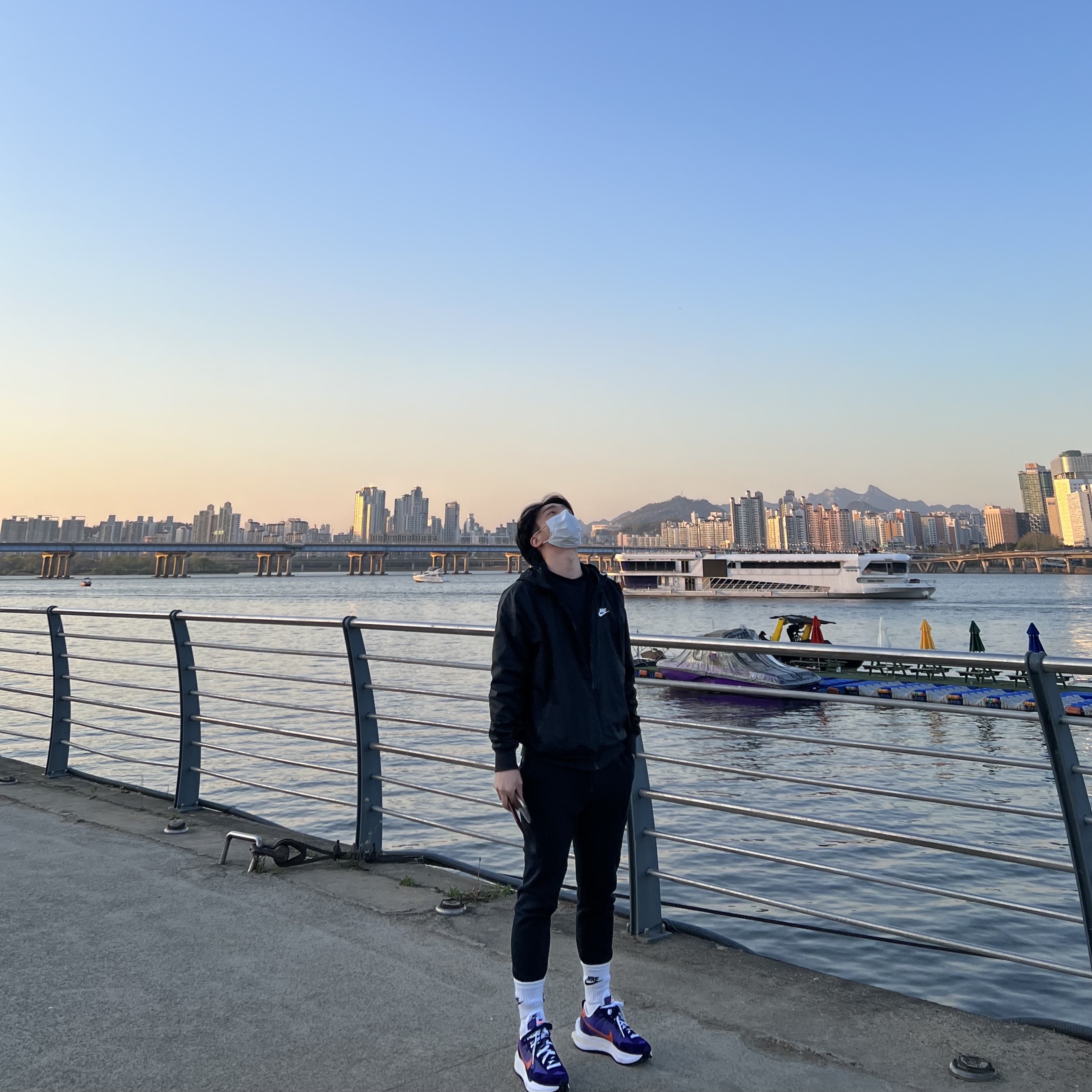 Nike x Sacai VaporWaffle Dark Iris 착용 스타일