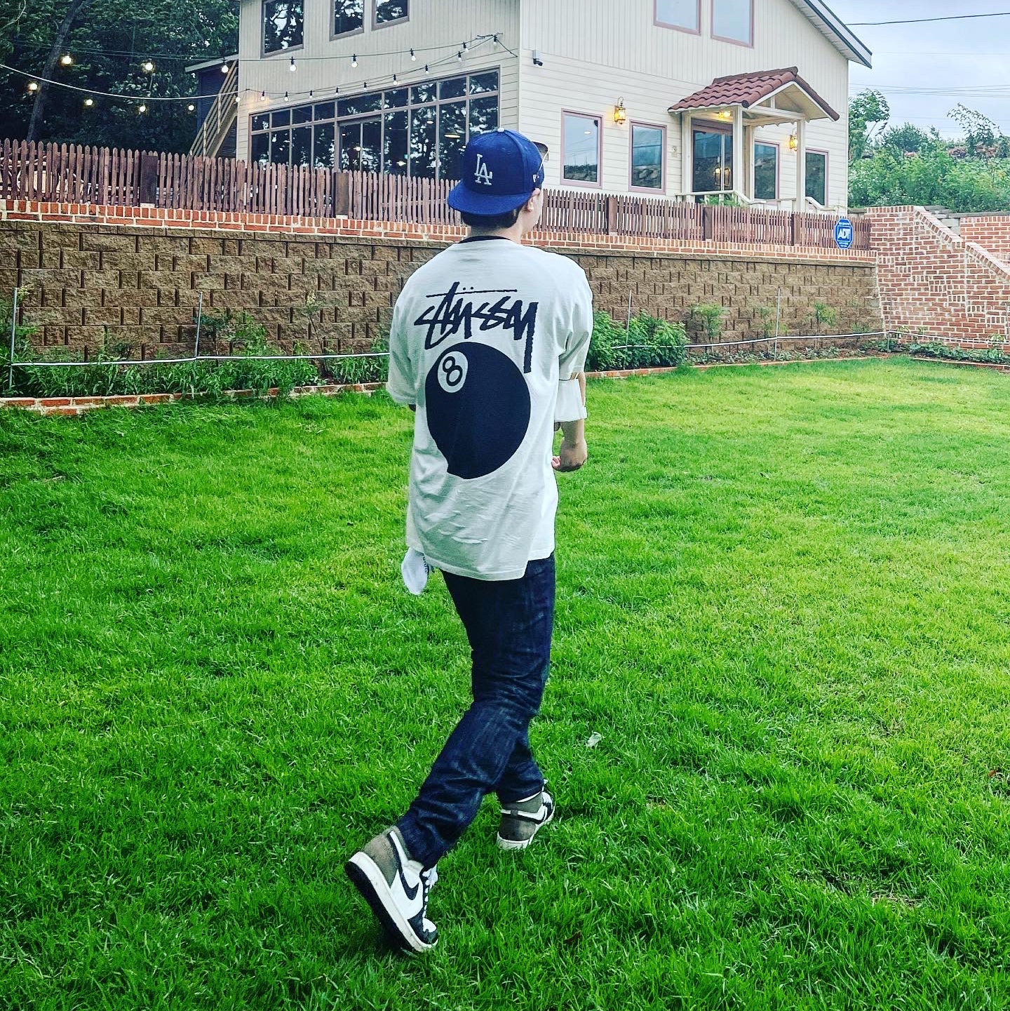 Stussy 8 Ball Pigment Dyed T-Shirt Natural - 21FW, Jordan 1 Retro High OG Black Mocha 착용 스타일