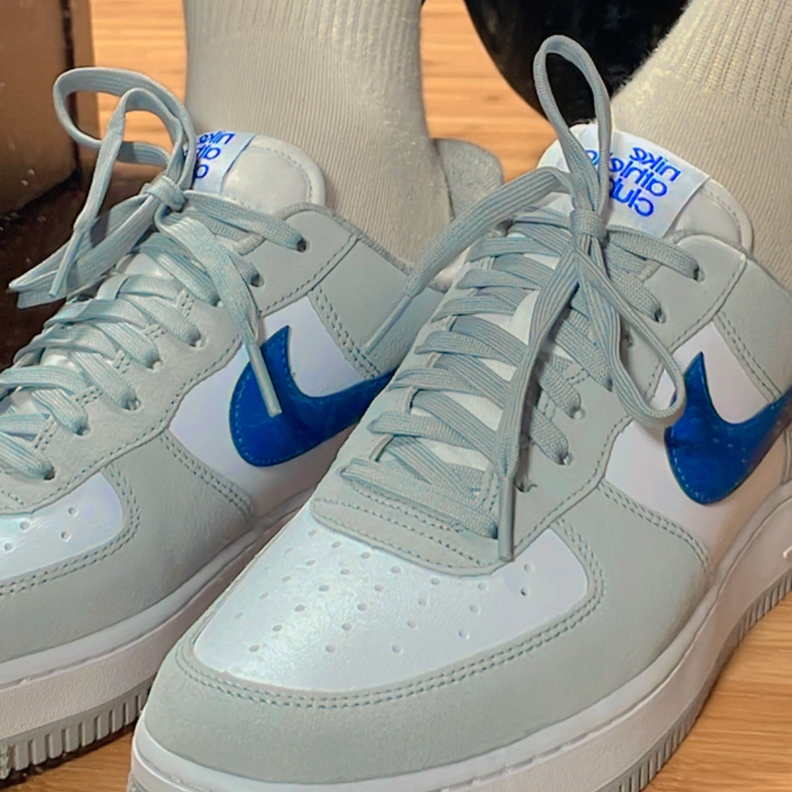 Nike Air Force 1 '07 LV8 Athletic Club Light Smoke Grey Marina 착용 스타일