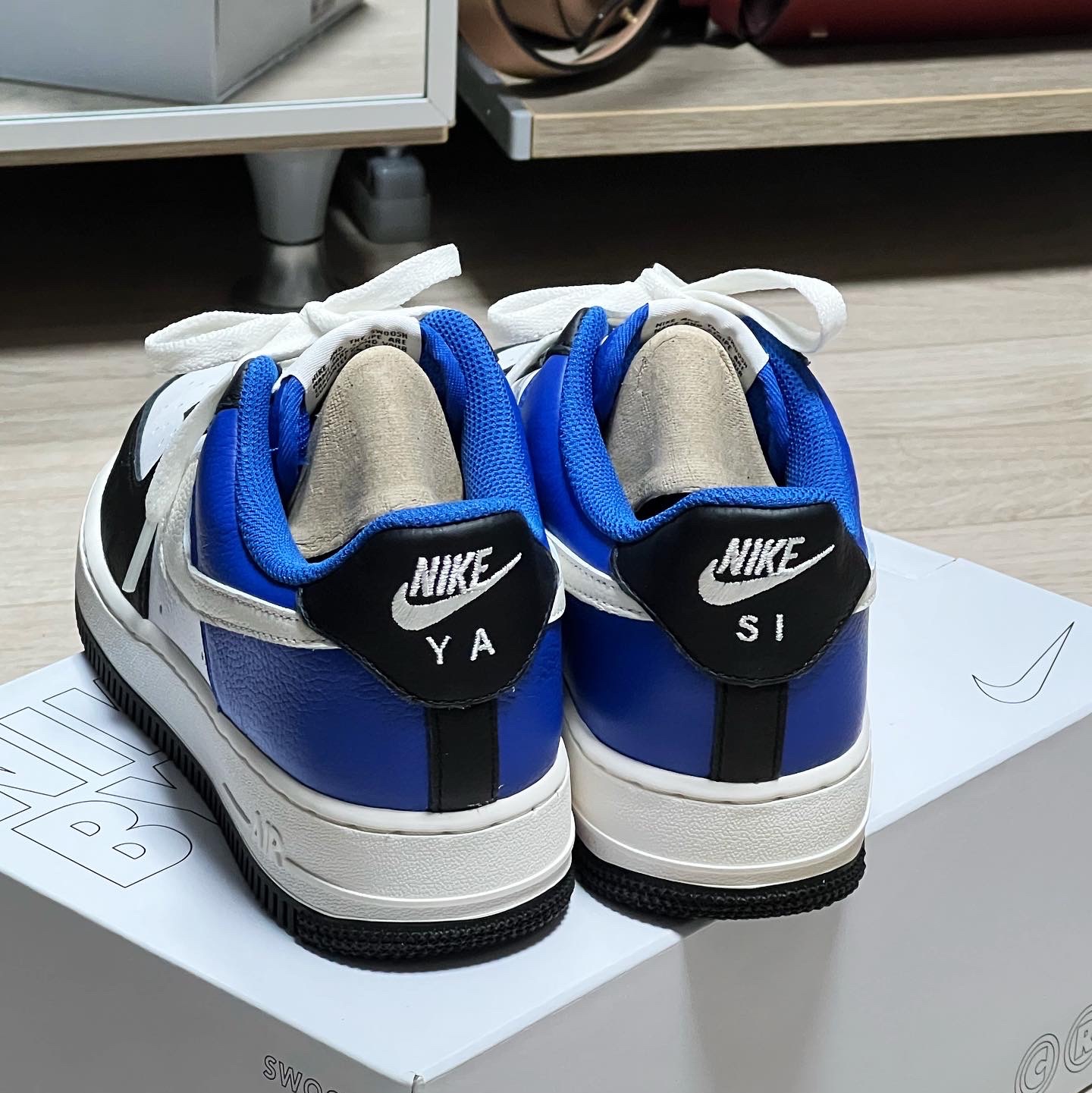Jordan 1 x Travis Scott x Fragment Retro Low OG SP Military Blue, Louis Vuitton x Nike Air Force 1 Low by Virgil Abloh White Team Royal 착용 스타일 - 2