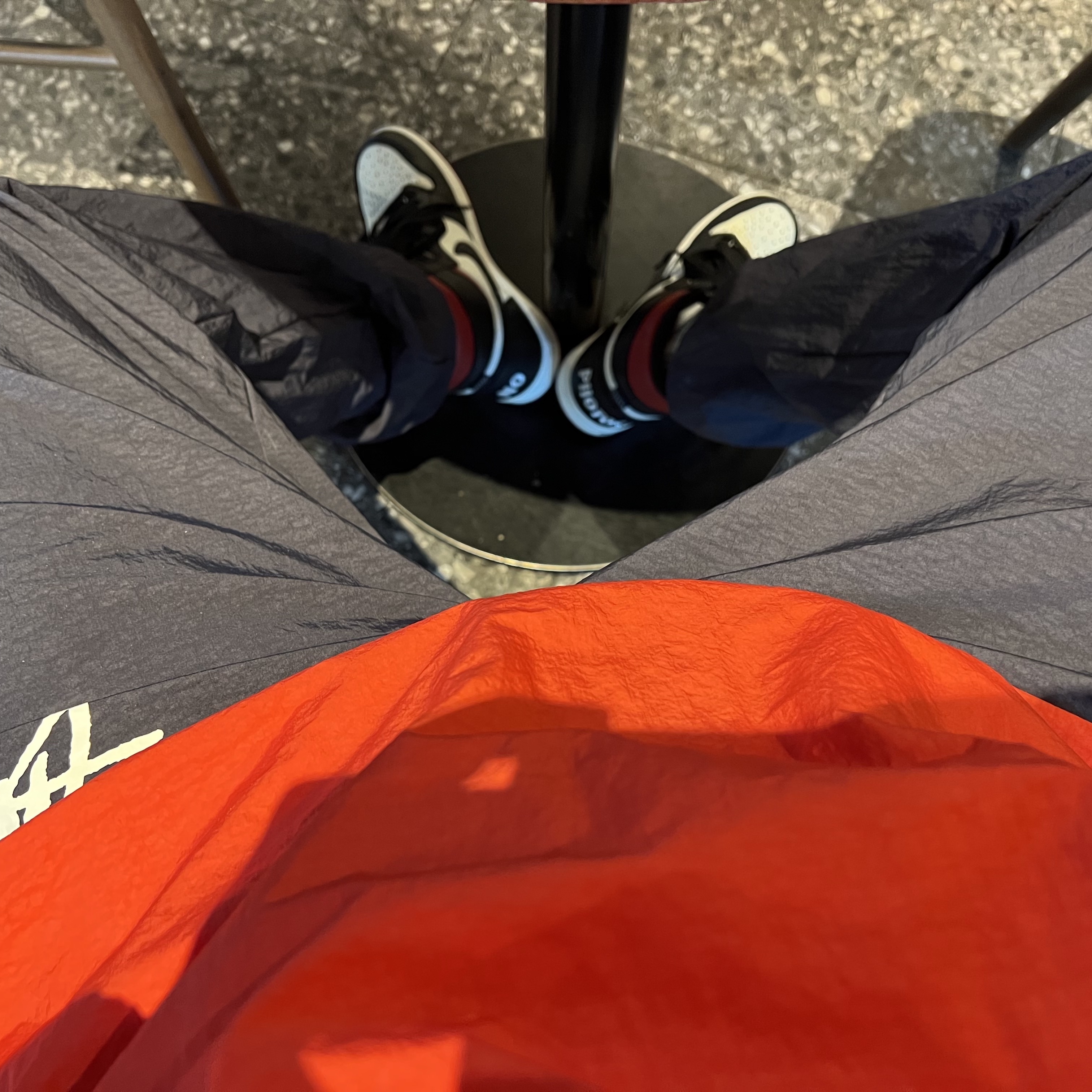 Nike x Stussy Beach Pants Off Noir, Nike x Stussy Windrunner Jacket Habanero Red 착용 스타일