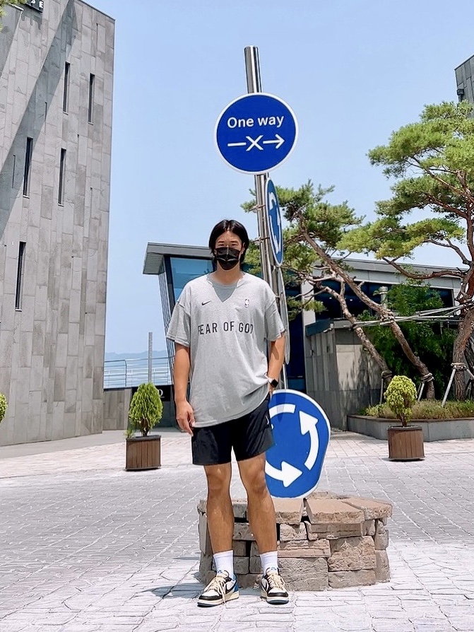 Nike x Fear of God Warm Up T-Shirt Dark Grey Heather, Jordan 1 x Travis Scott x Fragment Retro Low OG SP Military Blue 착용 스타일