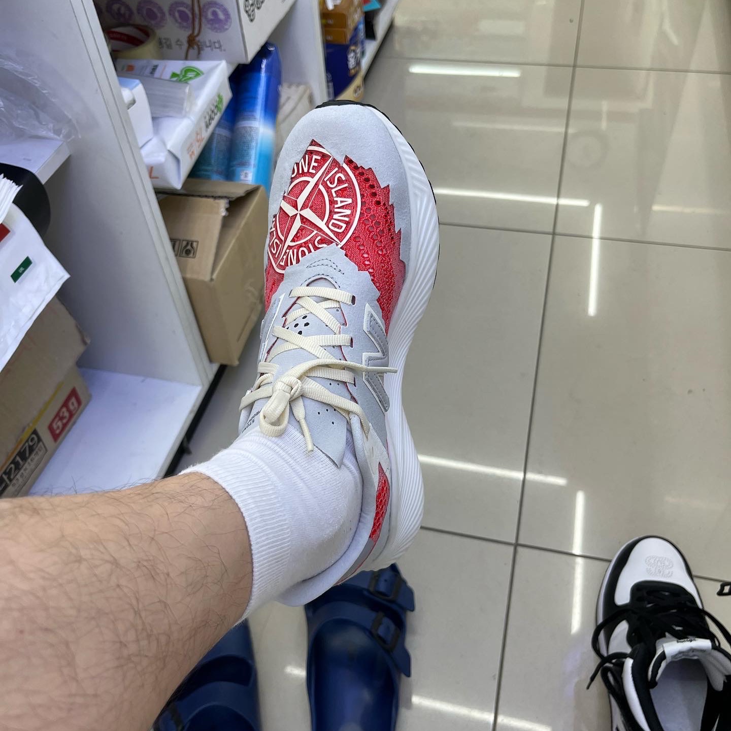 New Balance x Stone Island x Tokyo Design Studio FuelCell RC Elite v2 SI Red 착용 스타일 - 3