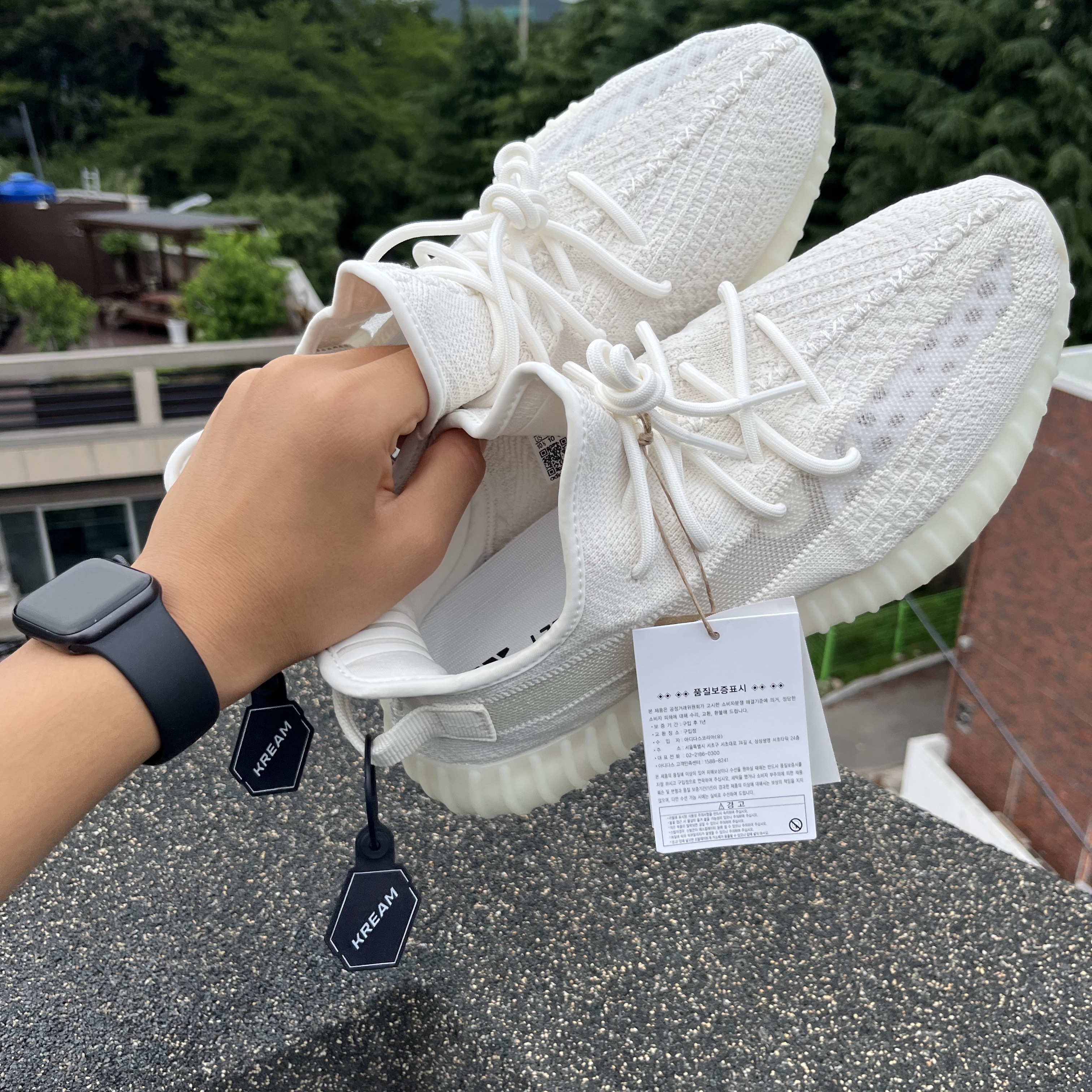 Adidas Yeezy Boost 350 V2 Bone 착용 스타일