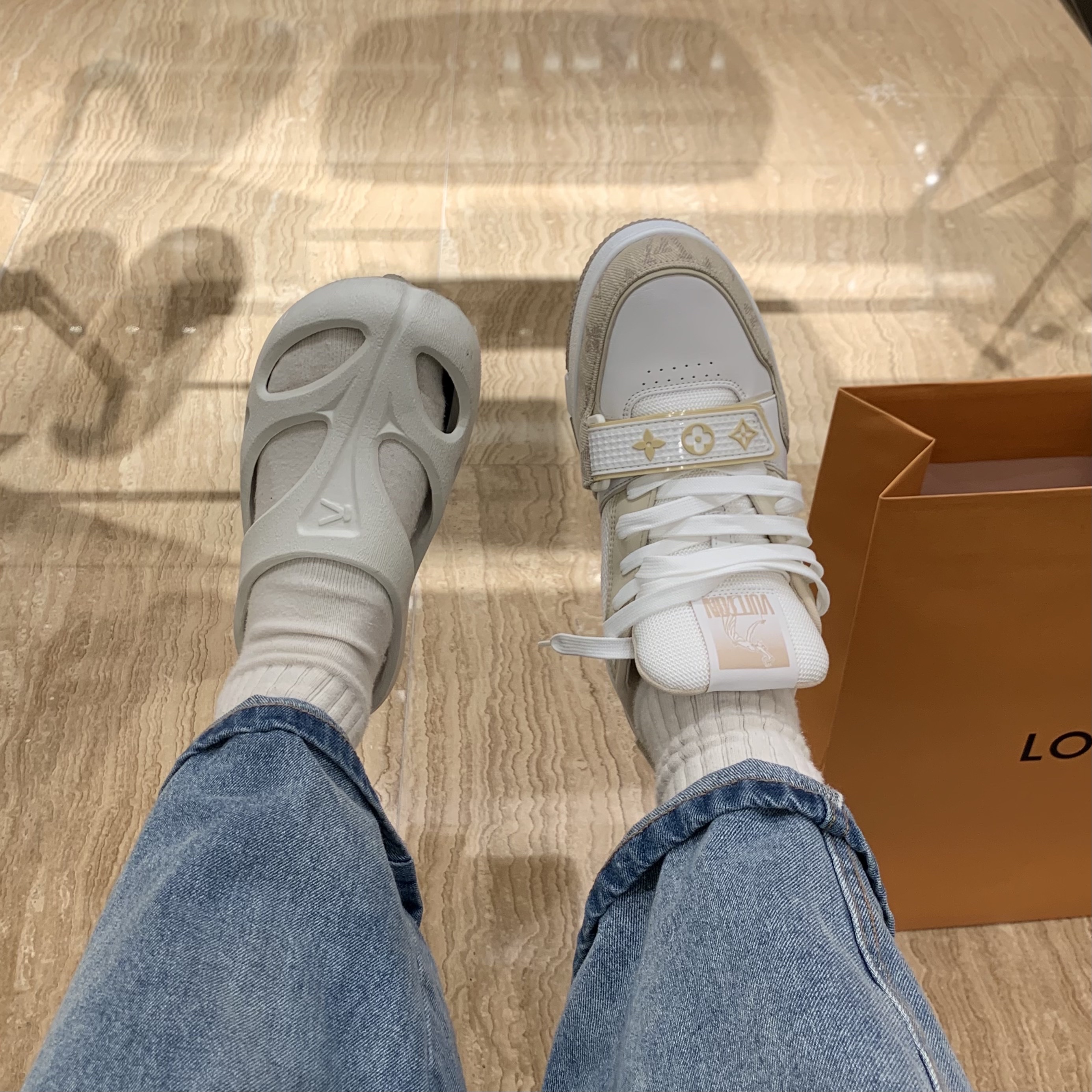 Louis Vuitton LV Trainer Sneakers Beige, (W) Keen Shanti White Black 착용 스타일 - 2