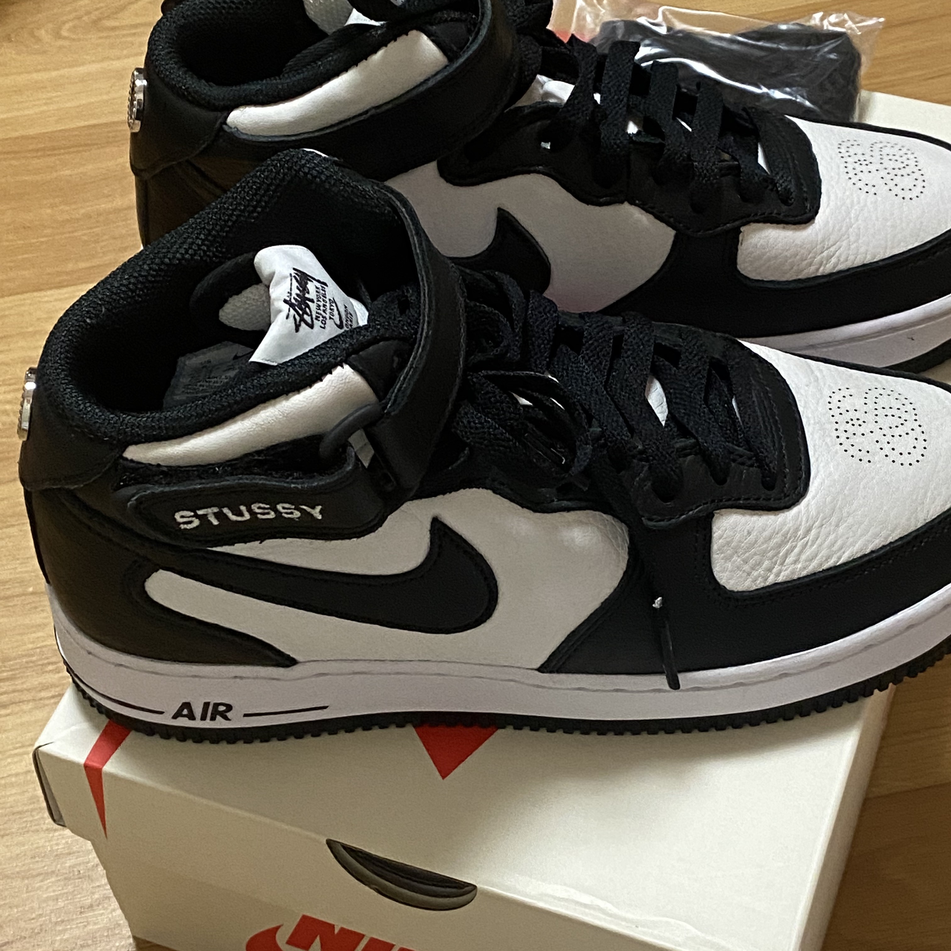 Nike x Stussy Air Force 1 '07 Mid SP Black and Light Bone 착용 스타일 - 2