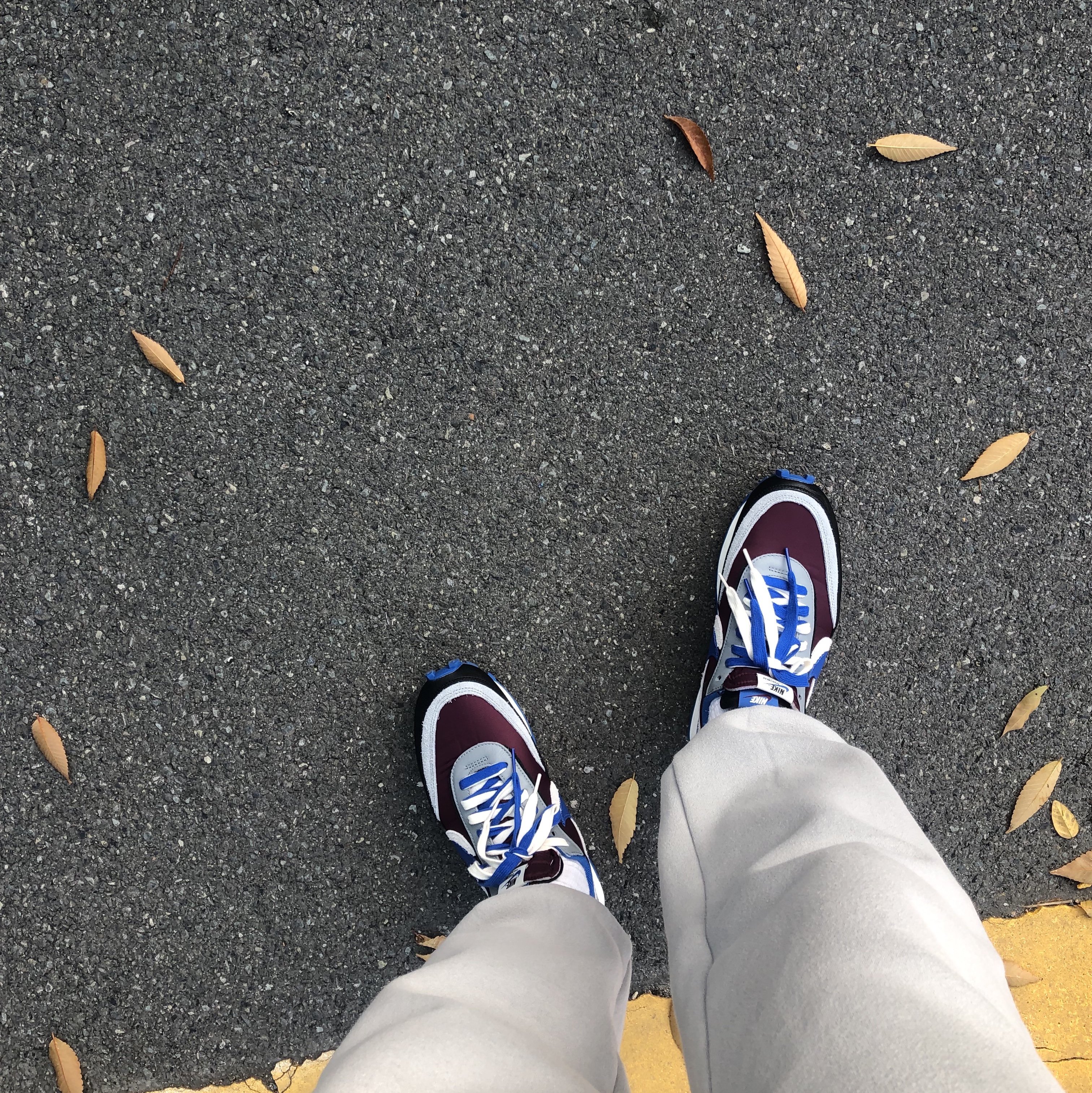 Nike x Sacai x Undercover LDWaffle Night Maroon Team Royal 착용 스타일 - 2
