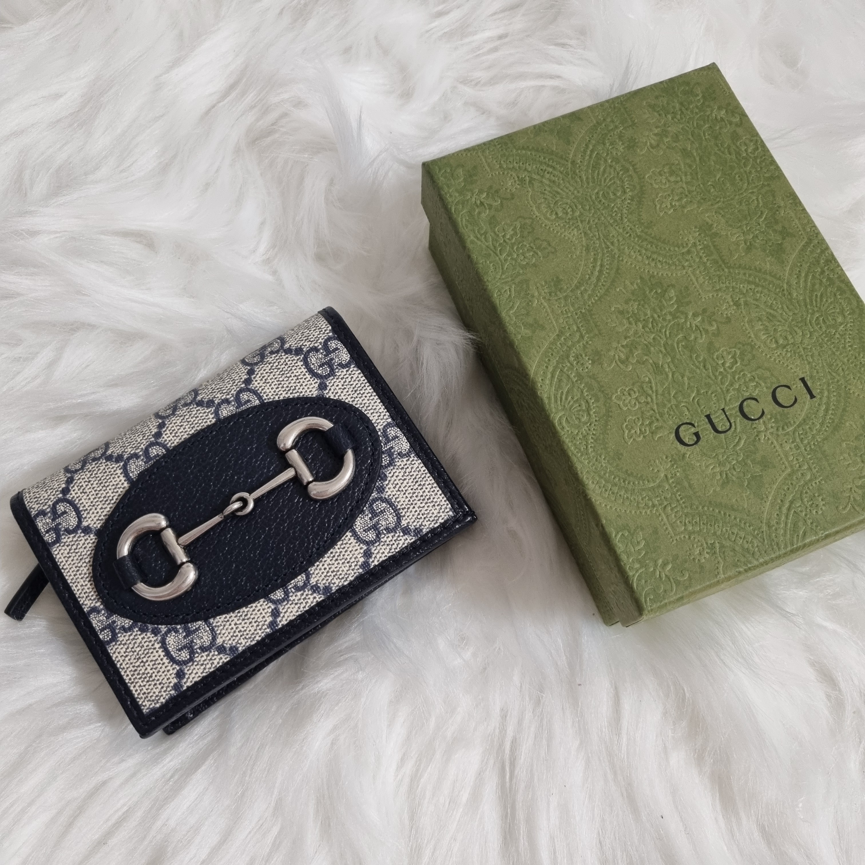 Gucci Horsebit 1955 Card Case Wallet Beige Blue 착용 스타일
