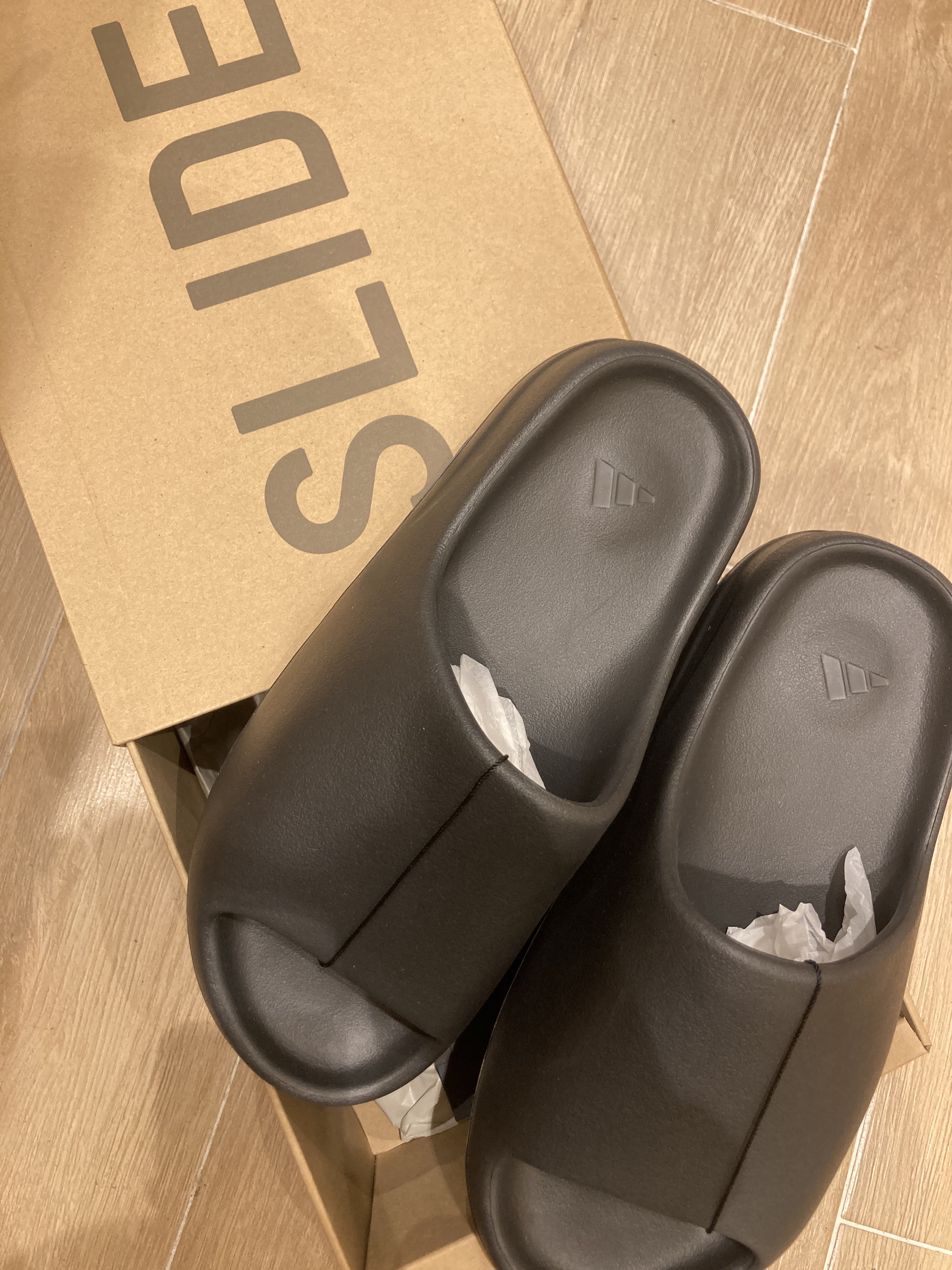 Adidas Yeezy Slide Onyx 착용 스타일 - 5