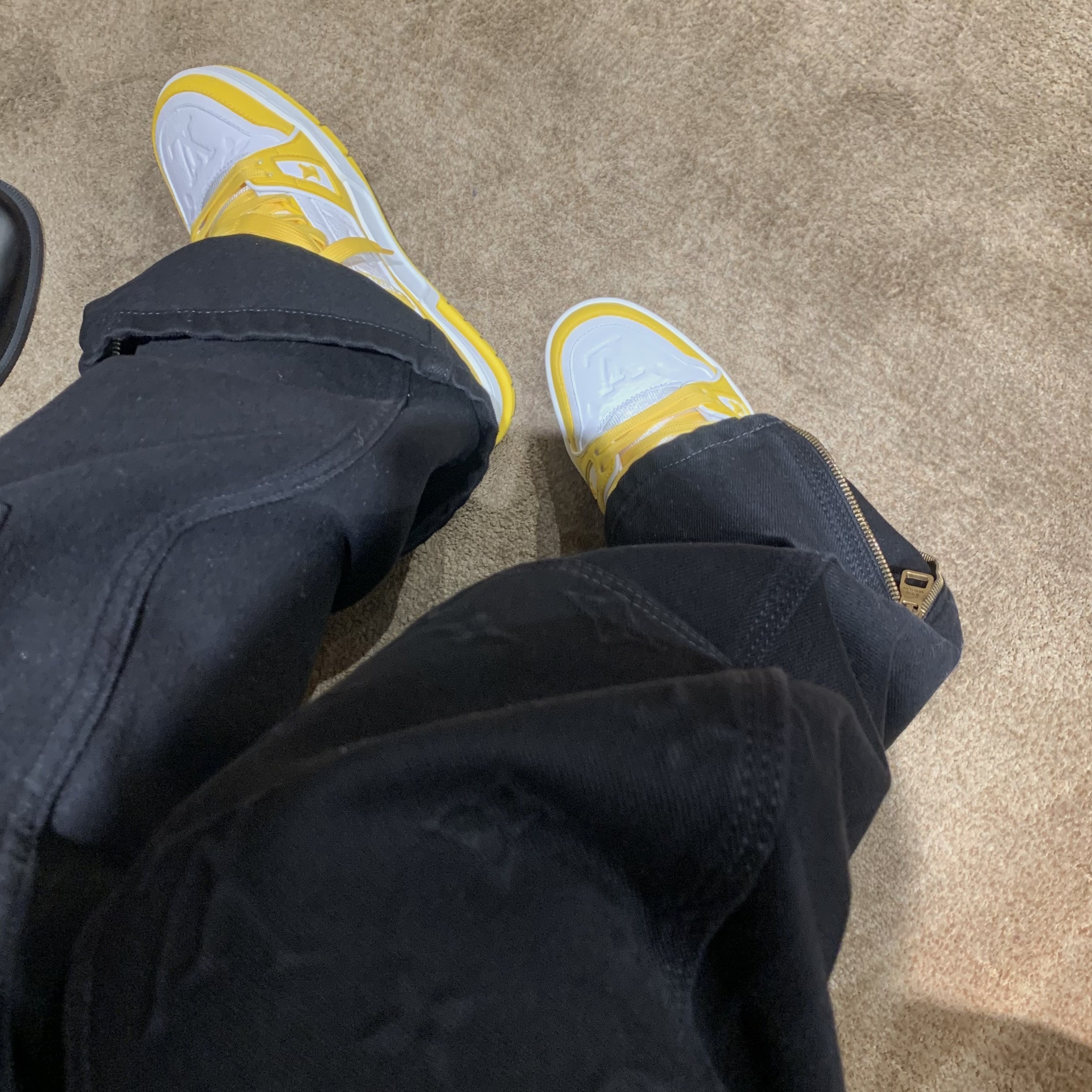 Louis Vuitton Monogram Detail Carpenter Denim Pants Black, Louis Vuitton LV Trainer Sneakers Jaune 착용 스타일