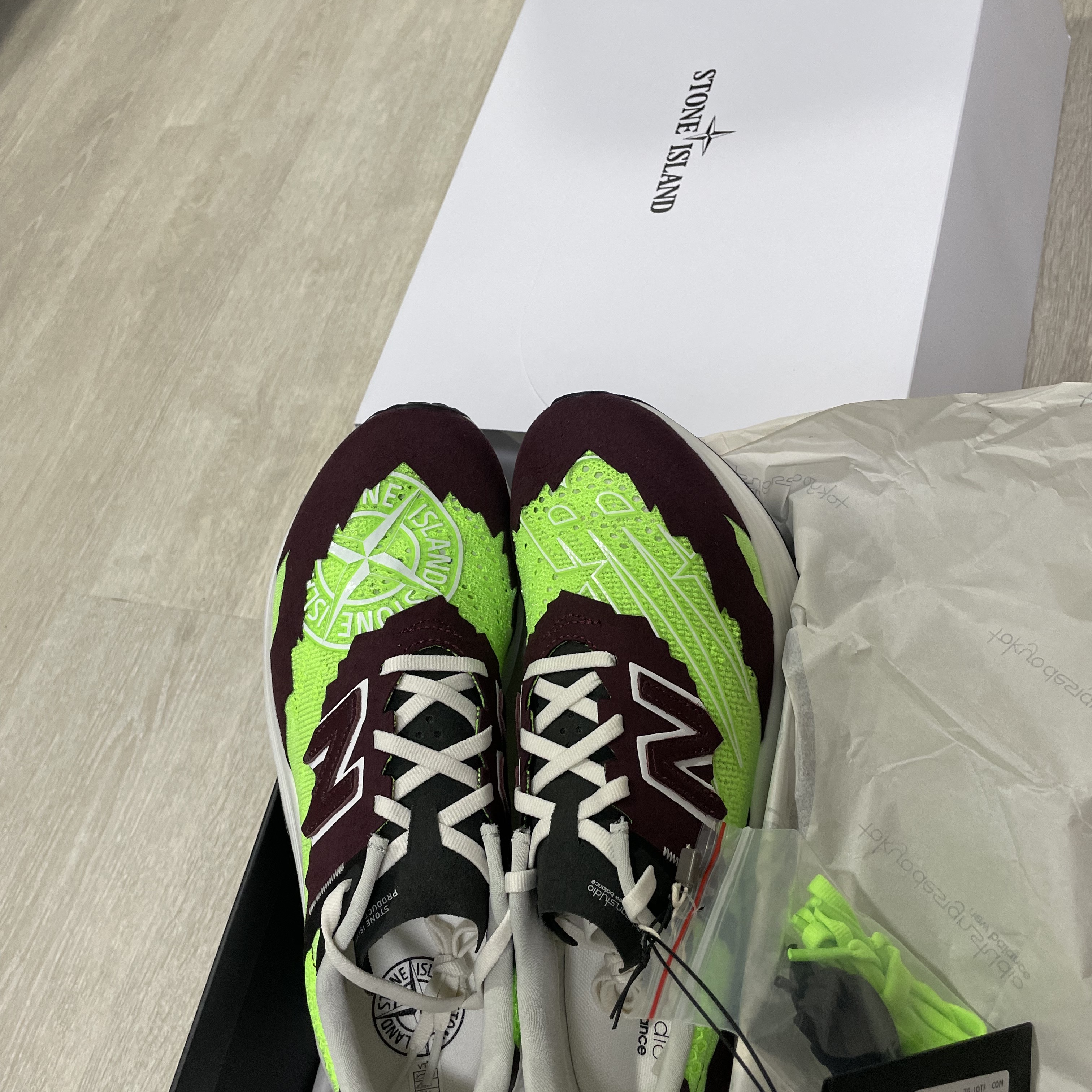 New Balance x Stone Island x Tokyo Design Studio FuelCell RC Elite v2 SI Green 착용 스타일 - 3