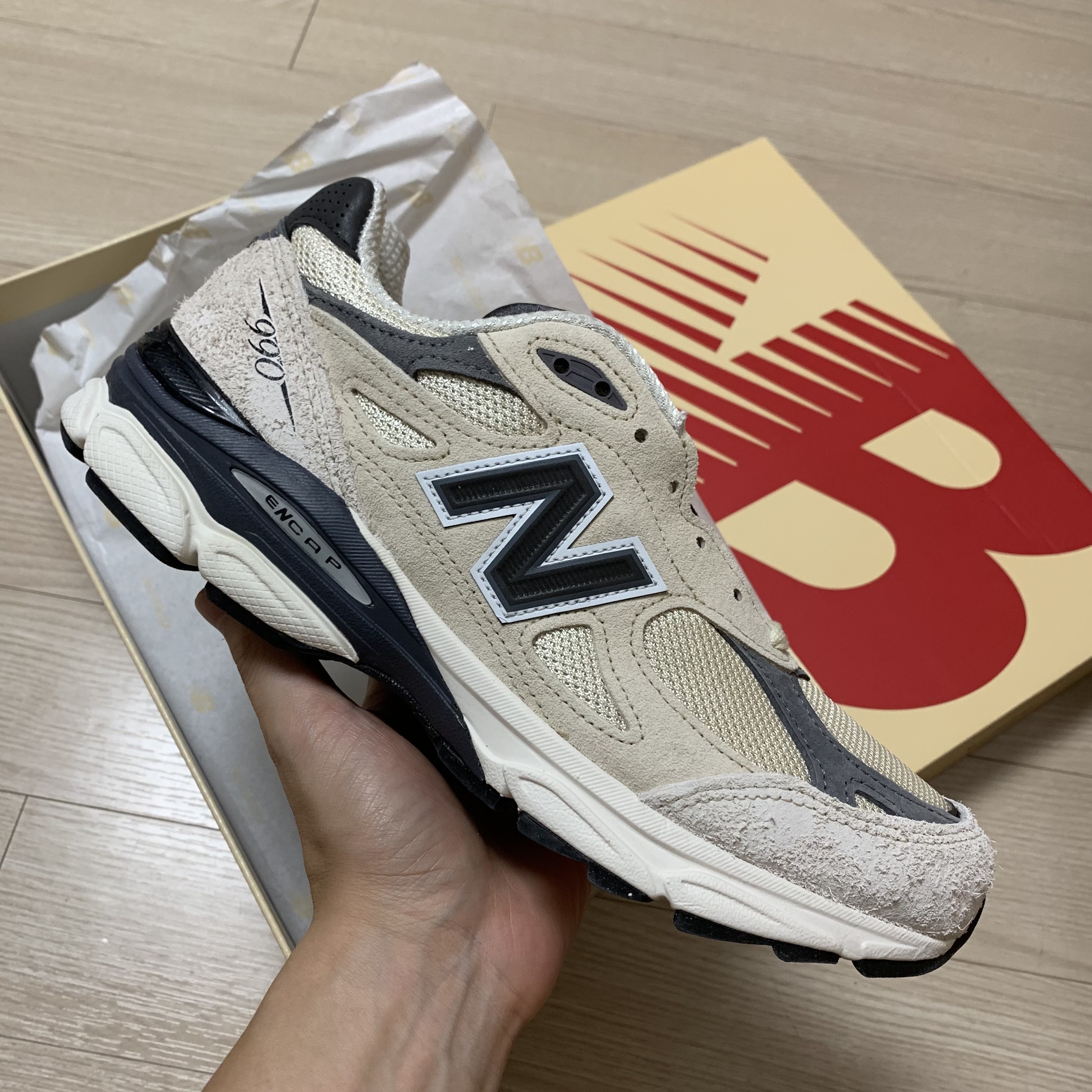 New Balance 990v3 Made in USA Moonbeam Macadamia Nut 착용 스타일