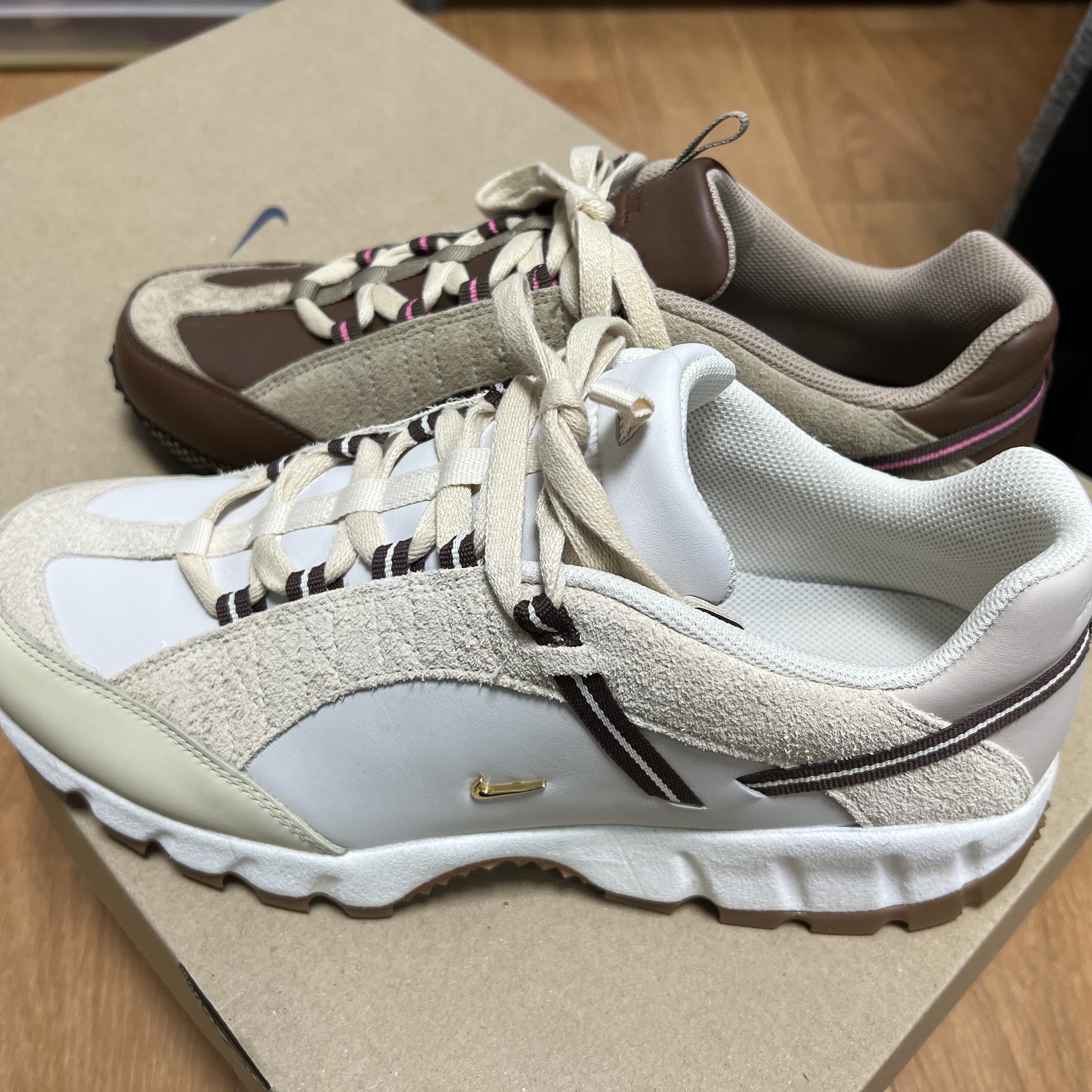Nike x Jacquemus Air Humara LX Light Bone and Gold, Nike x Jacquemus Air Humara LX Ale Brown and Gold 착용 스타일 - 1