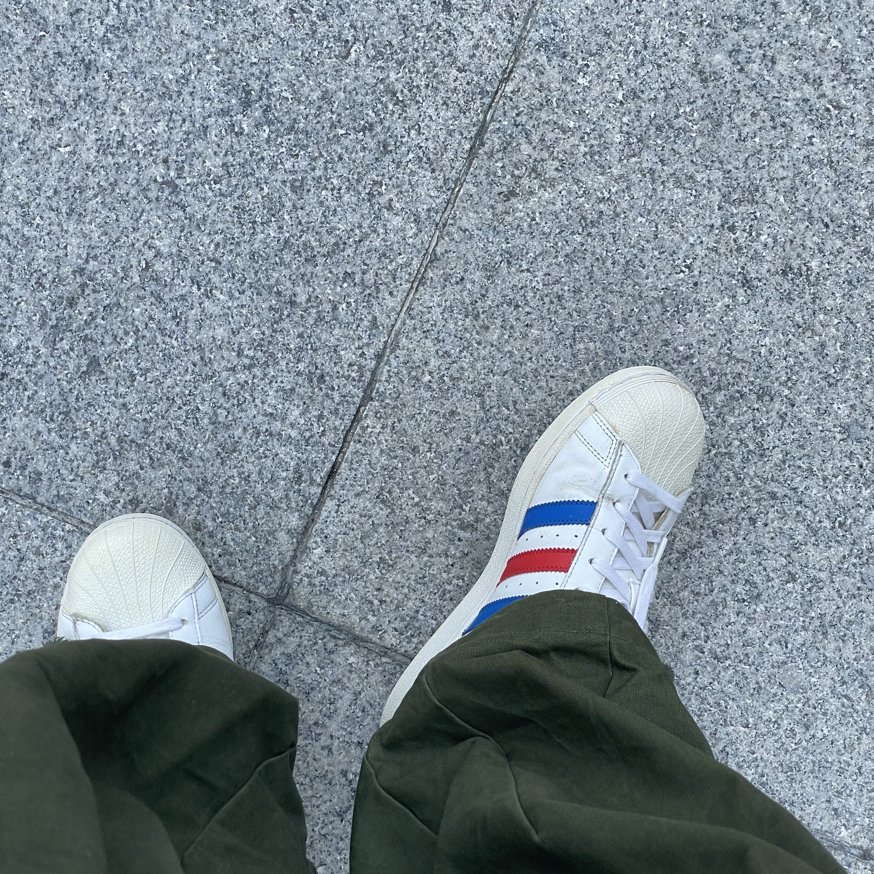 Adidas Superstar Premium White Black, Adidas Adimatic Green 착용 스타일 - 1