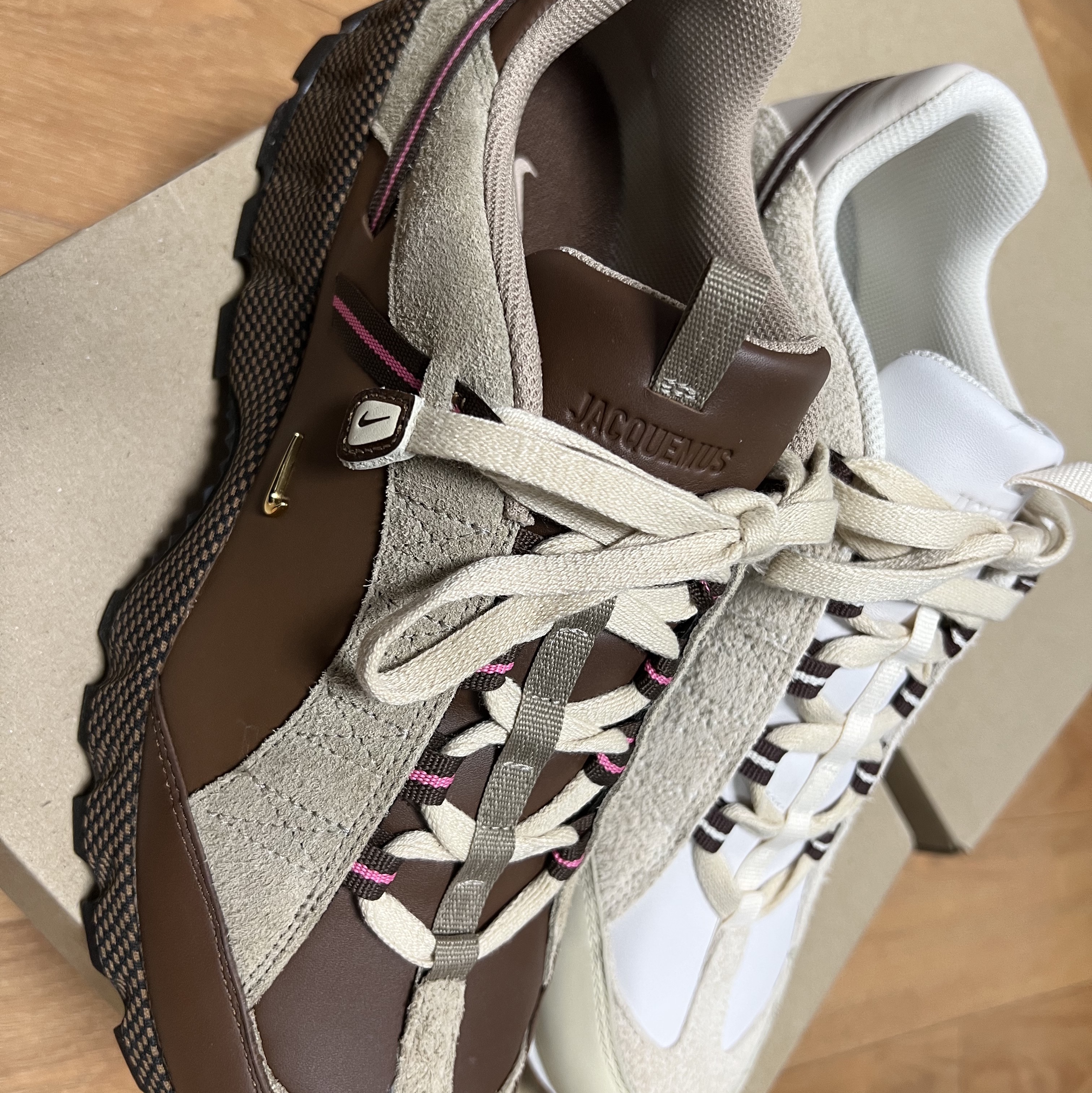 Nike x Jacquemus Air Humara LX Light Bone and Gold, Nike x Jacquemus Air Humara LX Ale Brown and Gold 착용 스타일 - 2