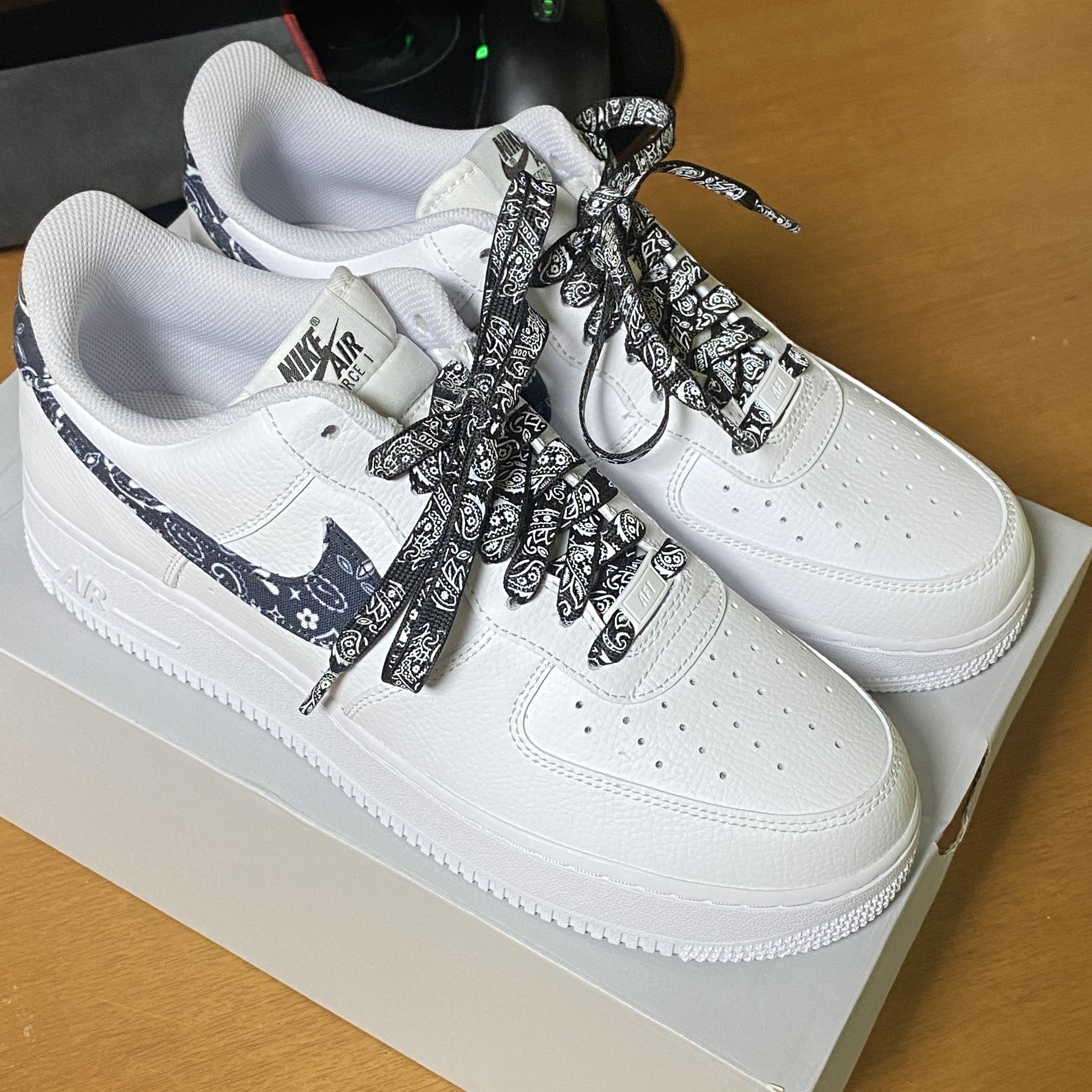 (W) Nike Air Force 1 '07 Essential Paisley Swoosh White Black 착용 스타일