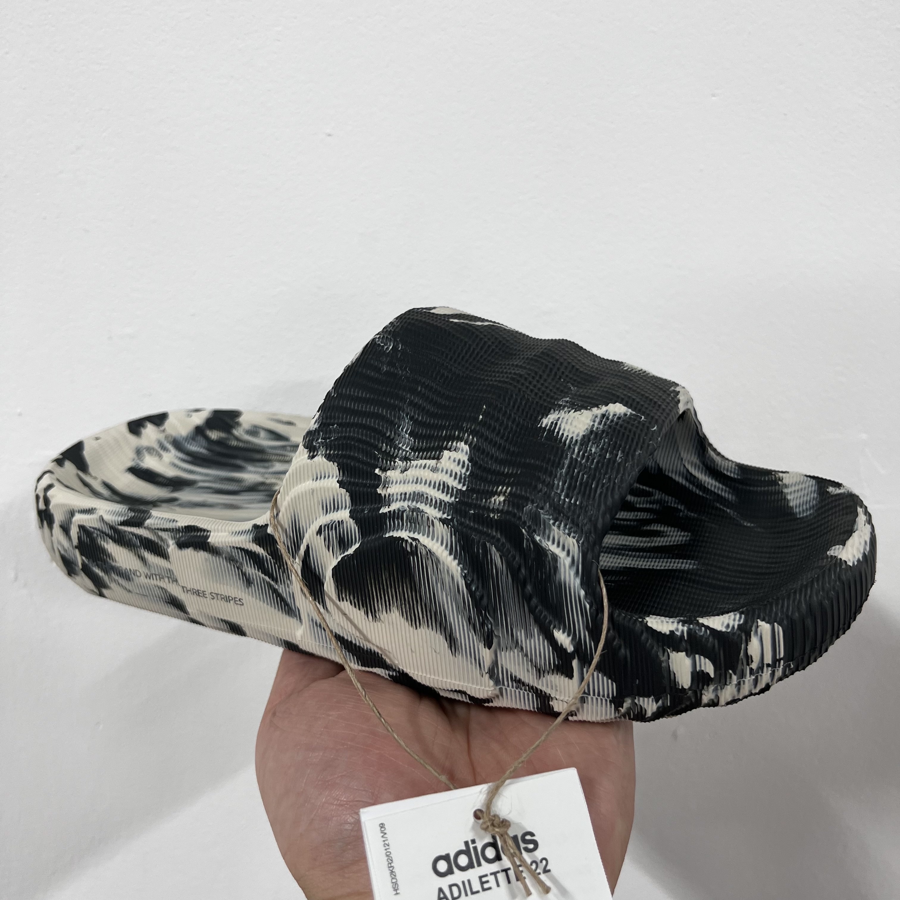 Adidas Adilette 22 Carbon Aluminium 착용 스타일