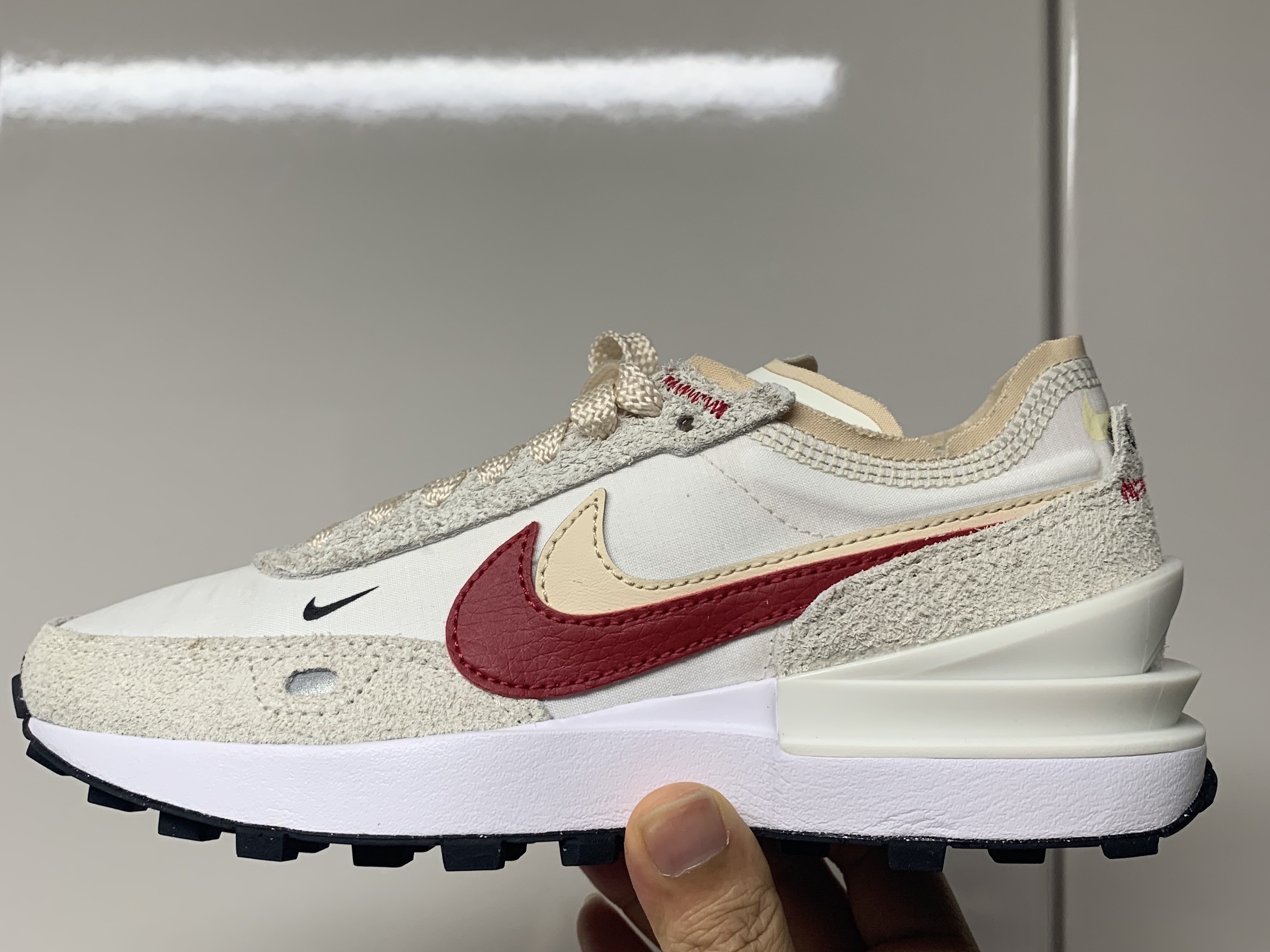 (W) Nike Waffle One SE Sail Gym Red 착용 스타일
