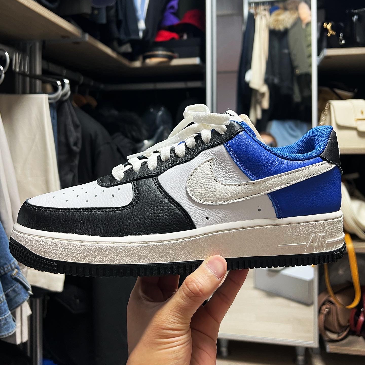 Jordan 1 x Travis Scott x Fragment Retro Low OG SP Military Blue, Louis Vuitton x Nike Air Force 1 Low by Virgil Abloh White Team Royal 착용 스타일 - 1