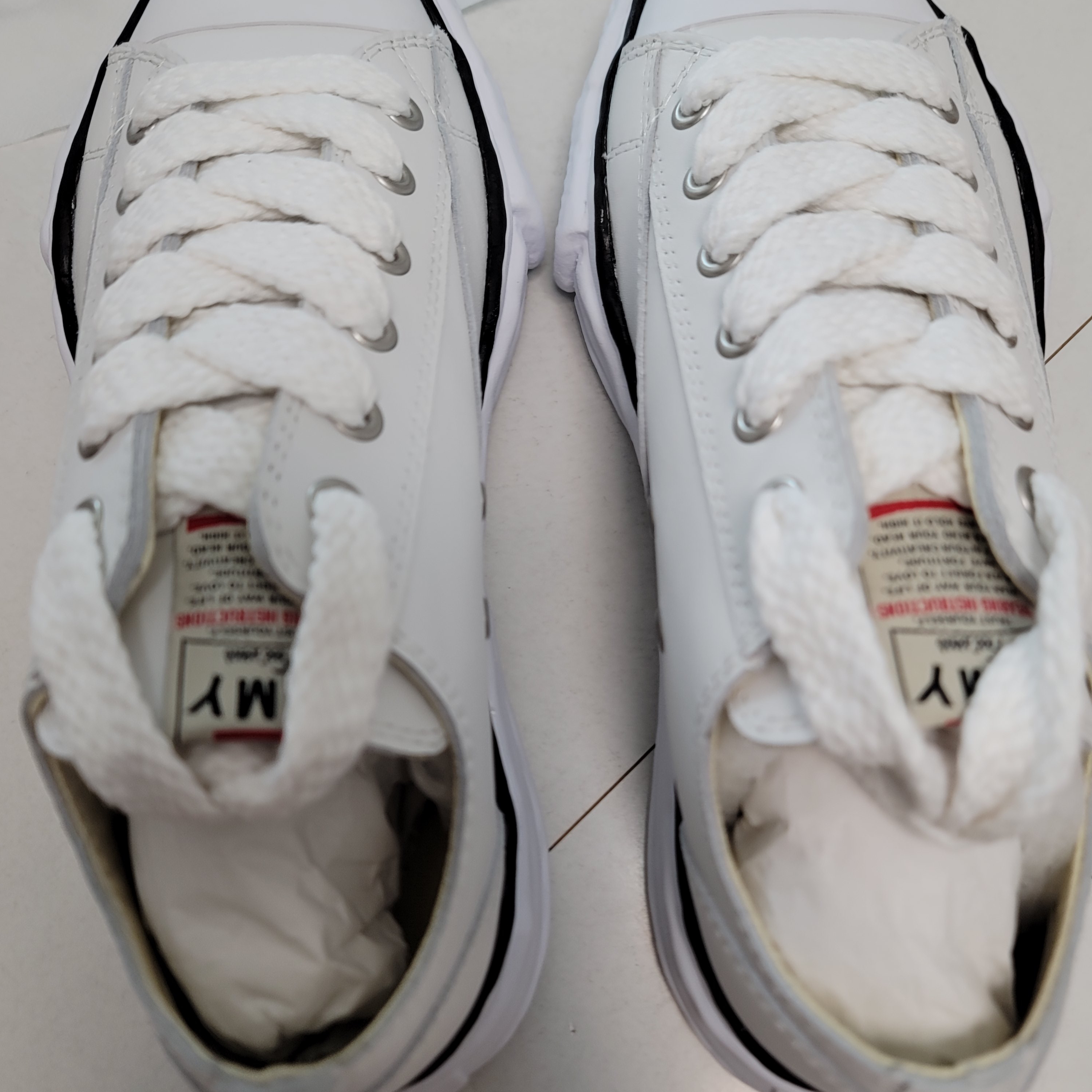 Maison Mihara Yasuhiro Peterson OG Sole Leather Low Sneakers White 착용 스타일 - 2