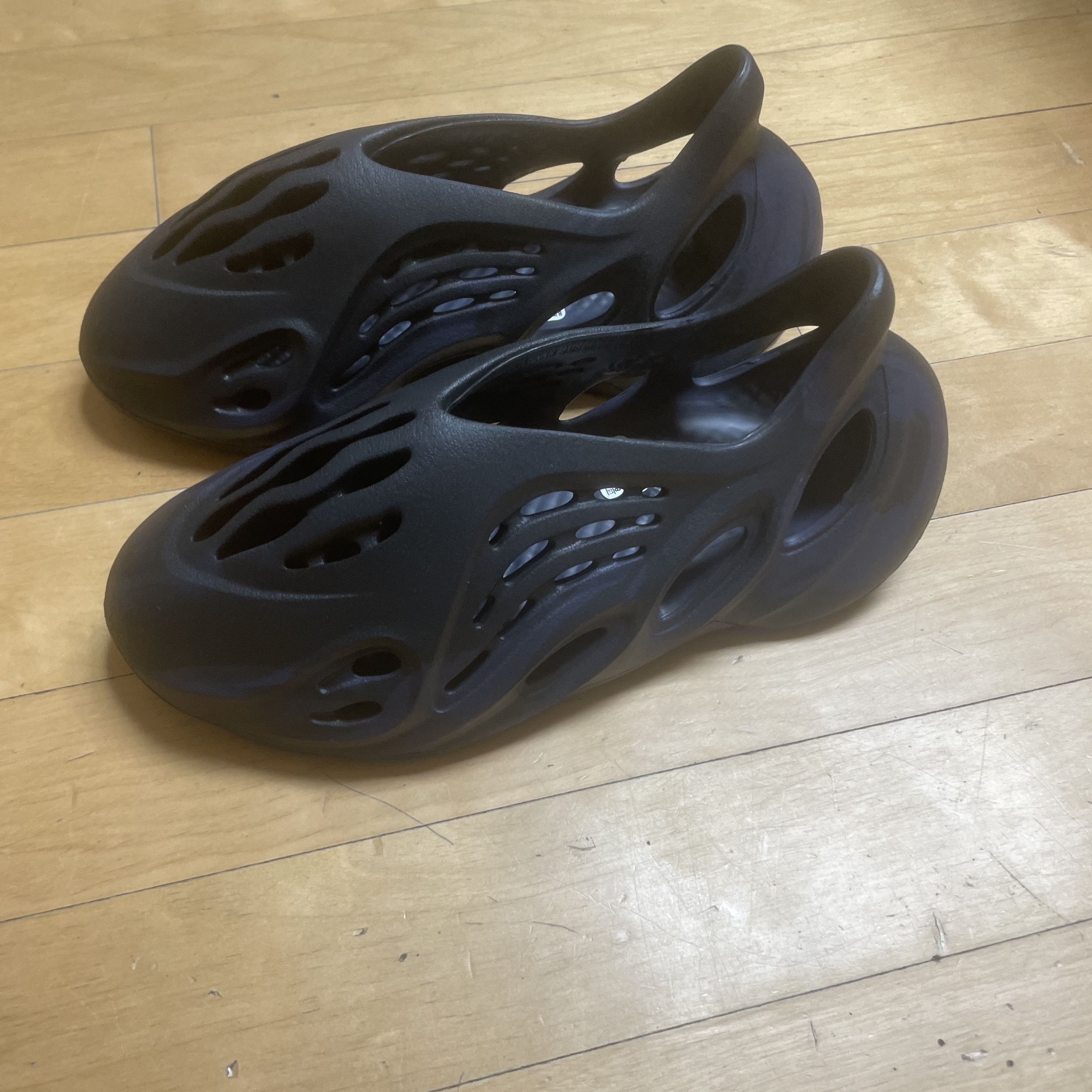 Adidas Yeezy Foam RNNR Onyx 착용 스타일