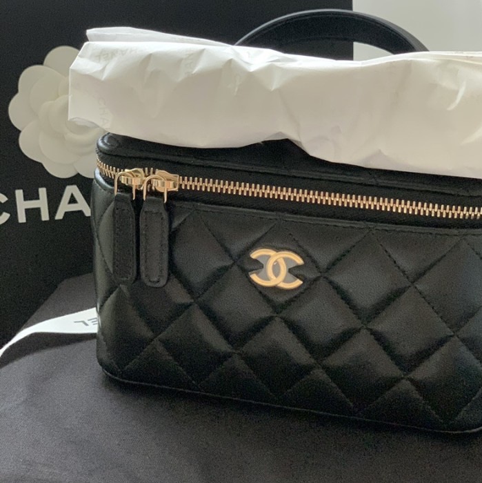 Chanel Vanity With Chain Lambskin & Gold Black 착용 스타일